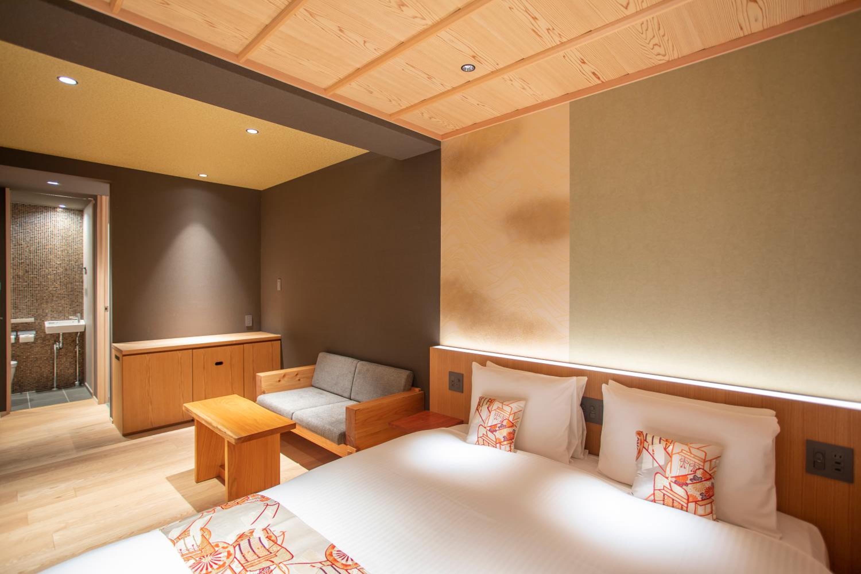 Queen Room with Shower - Non-Smoking - Photo 6