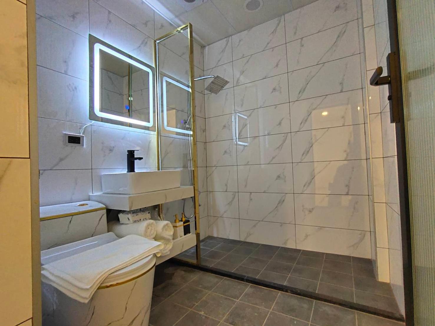 Quadruple Room with Private Bathroom photo 2