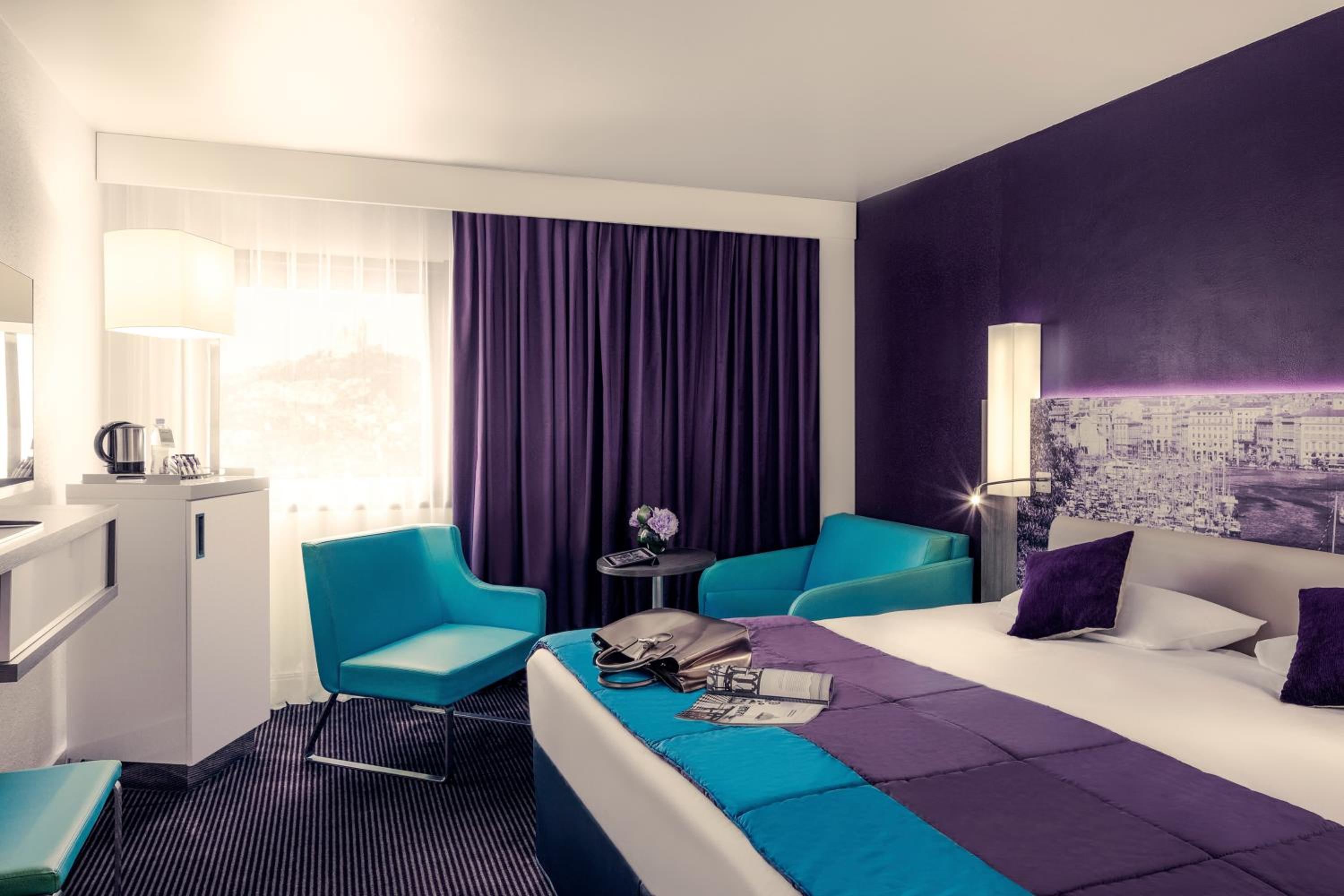 Superior King Room thumbnail 5