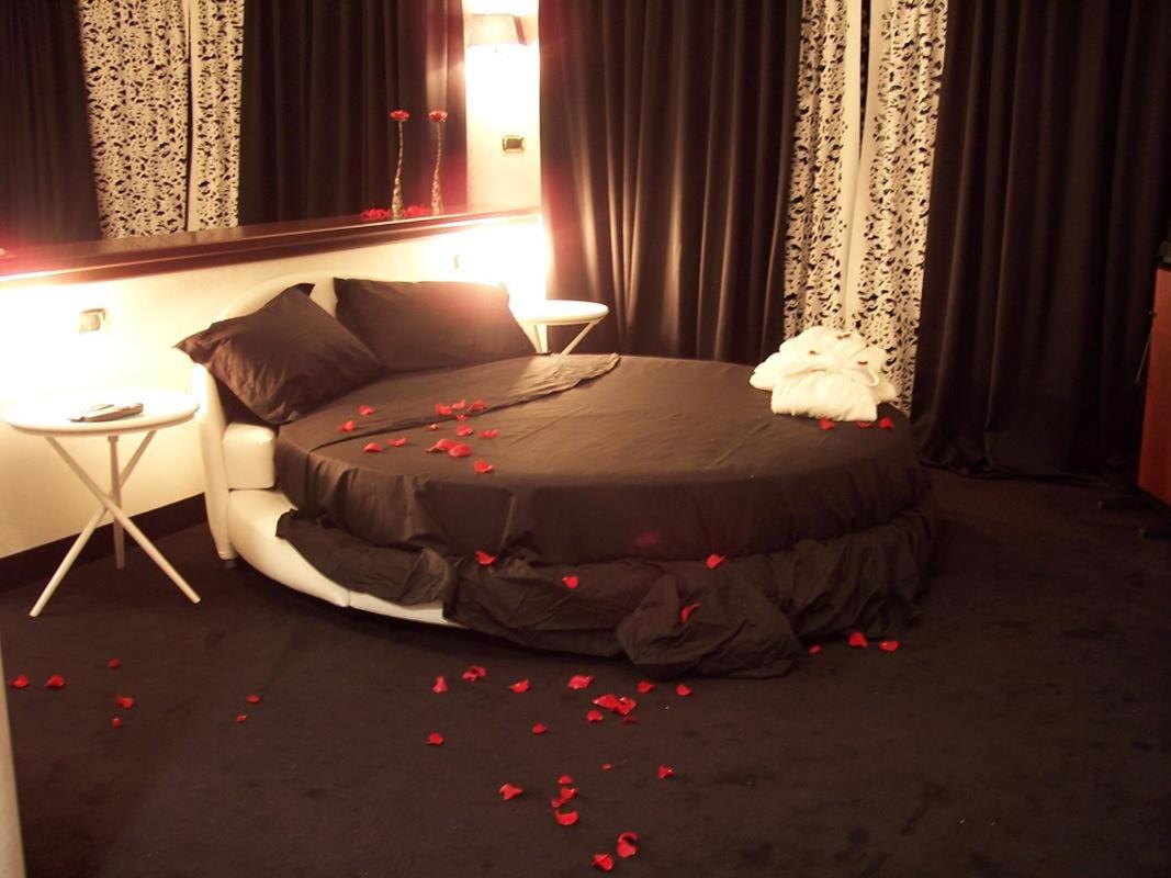 Queen Suite with Spa Bath - Photo 11