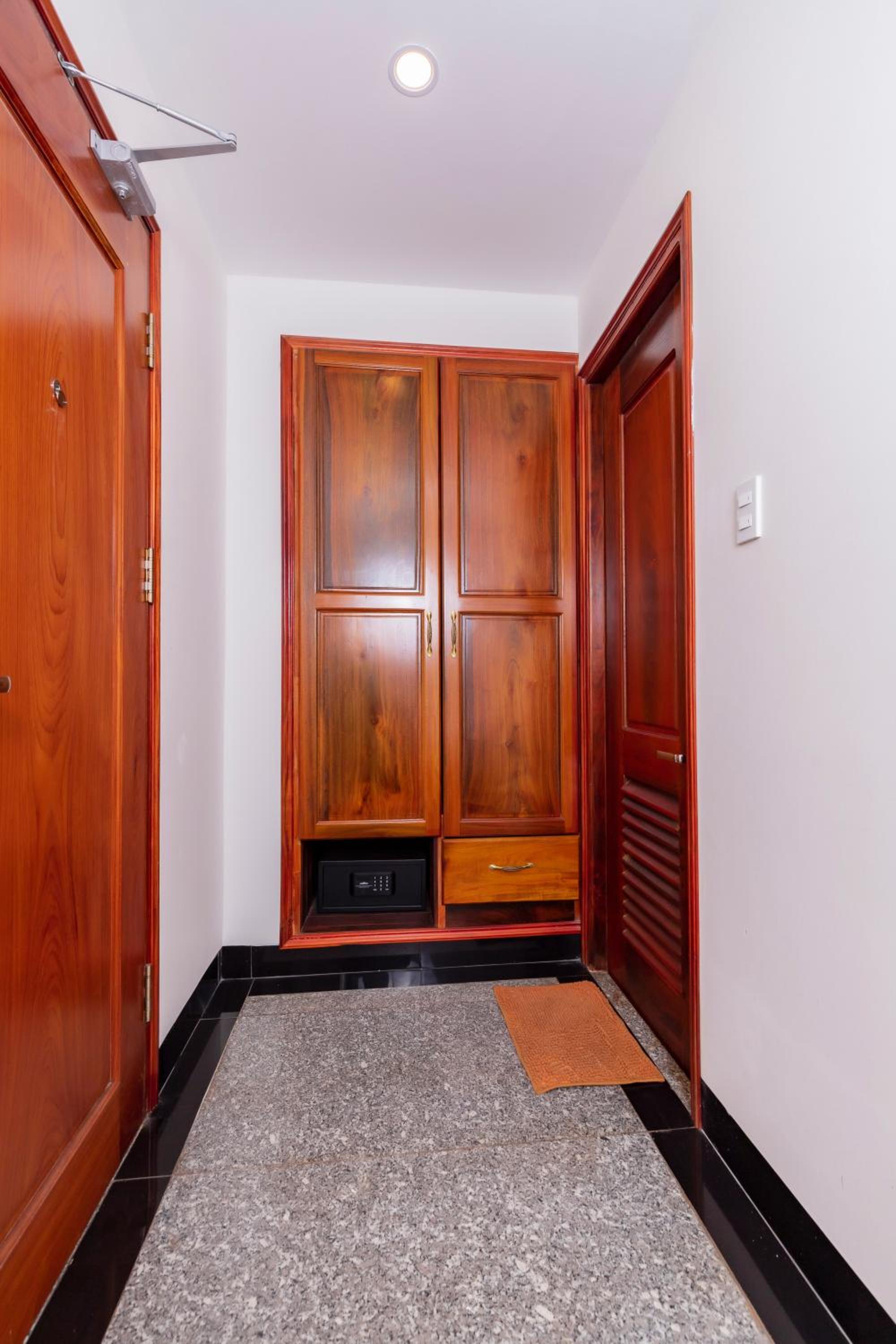Double Room with Balcony - Photo 8