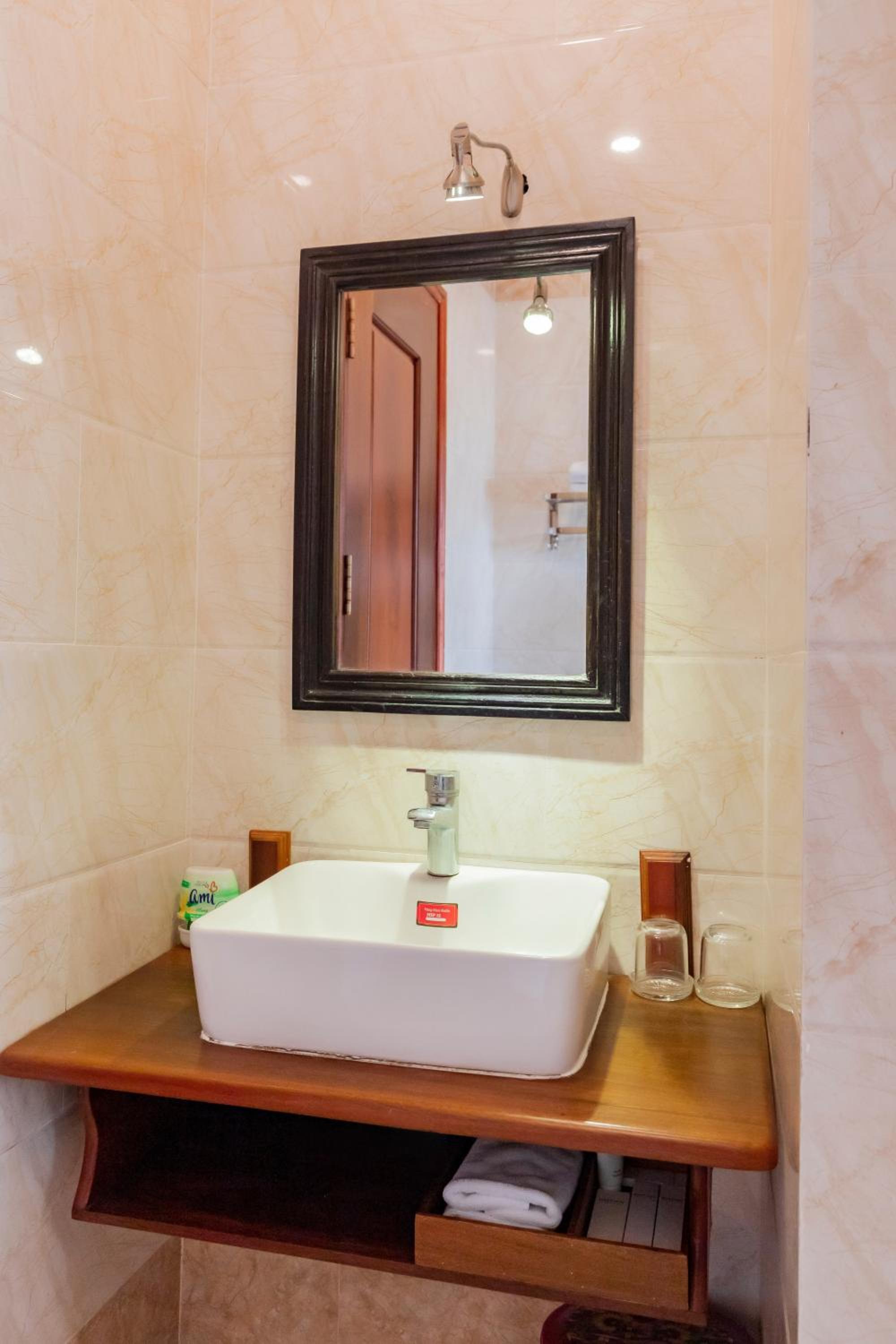 Double Room with Balcony - Photo 2