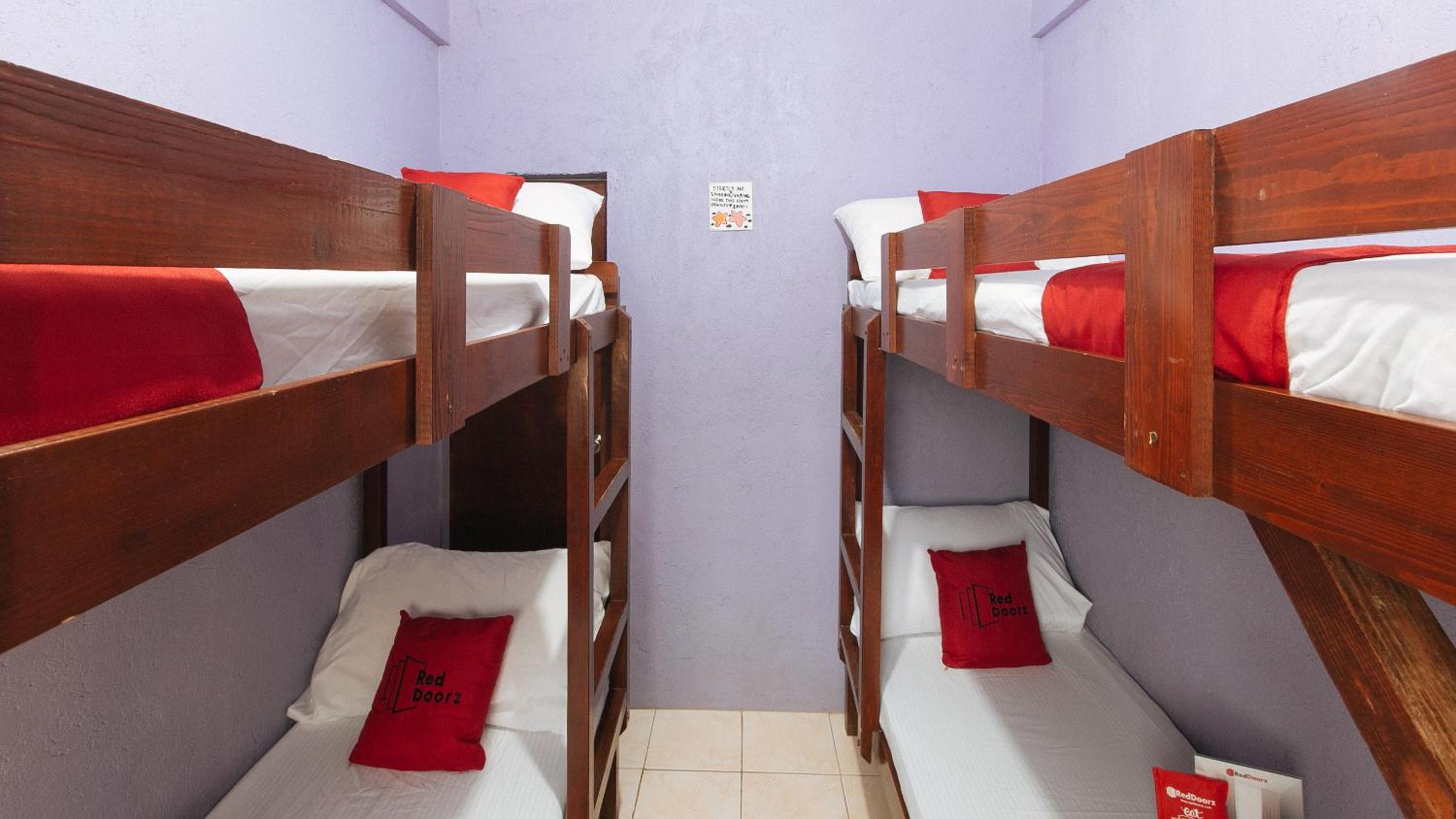 6-Bed Mixed Dormitory Room photo 3