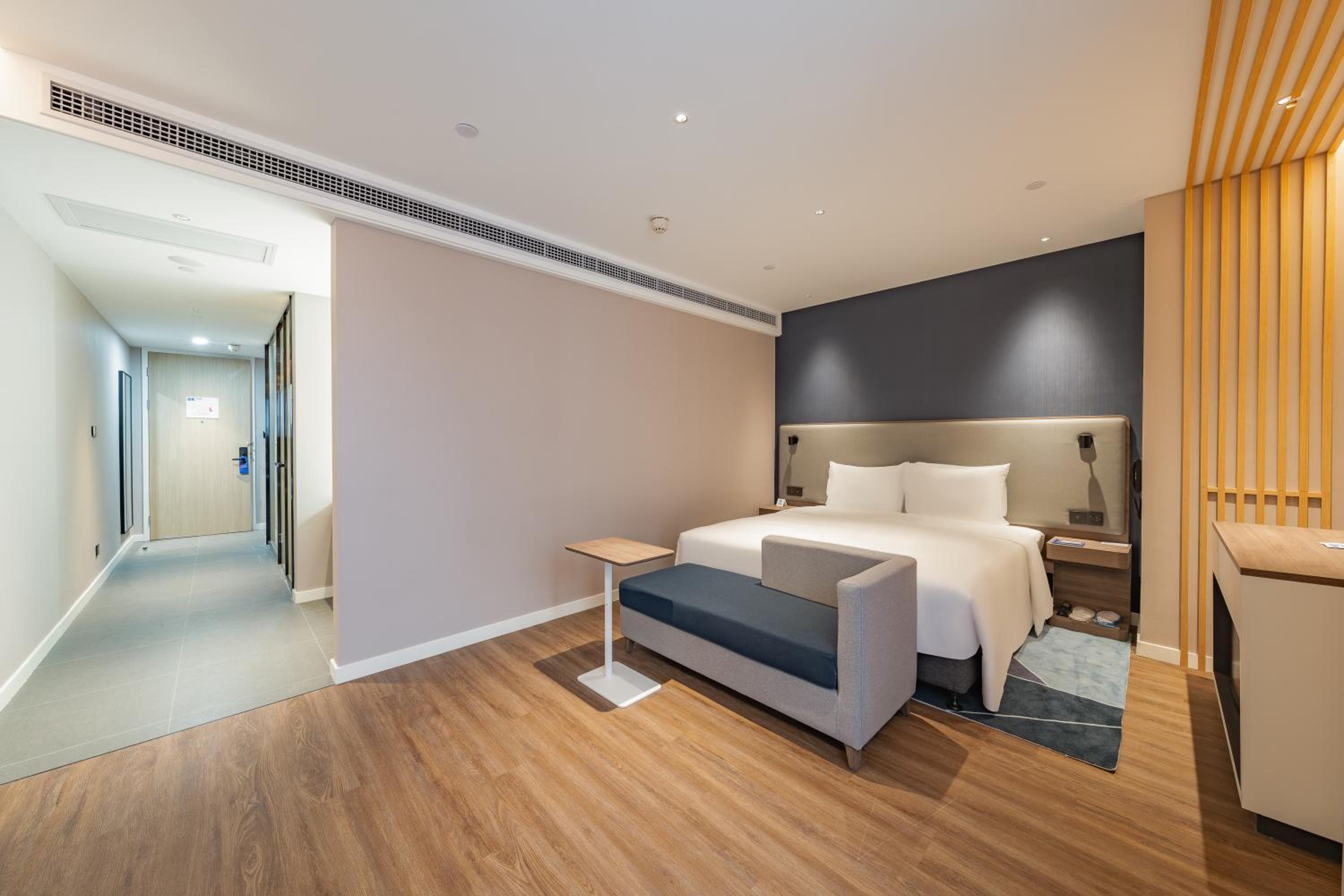 Standard King Room with Extra Floor Space thumbnail 5