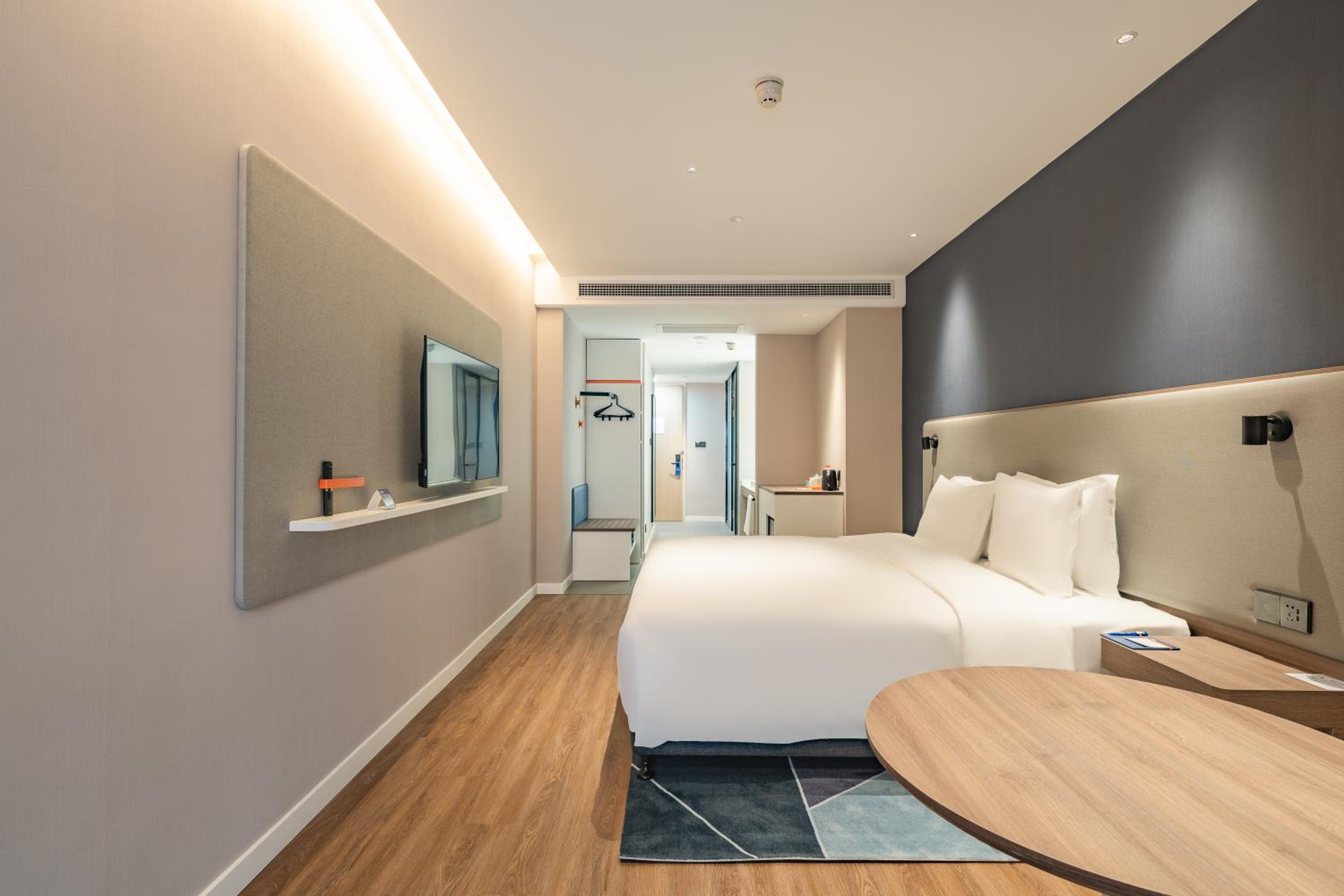 Standard King Room with Extra Floor Space thumbnail 6
