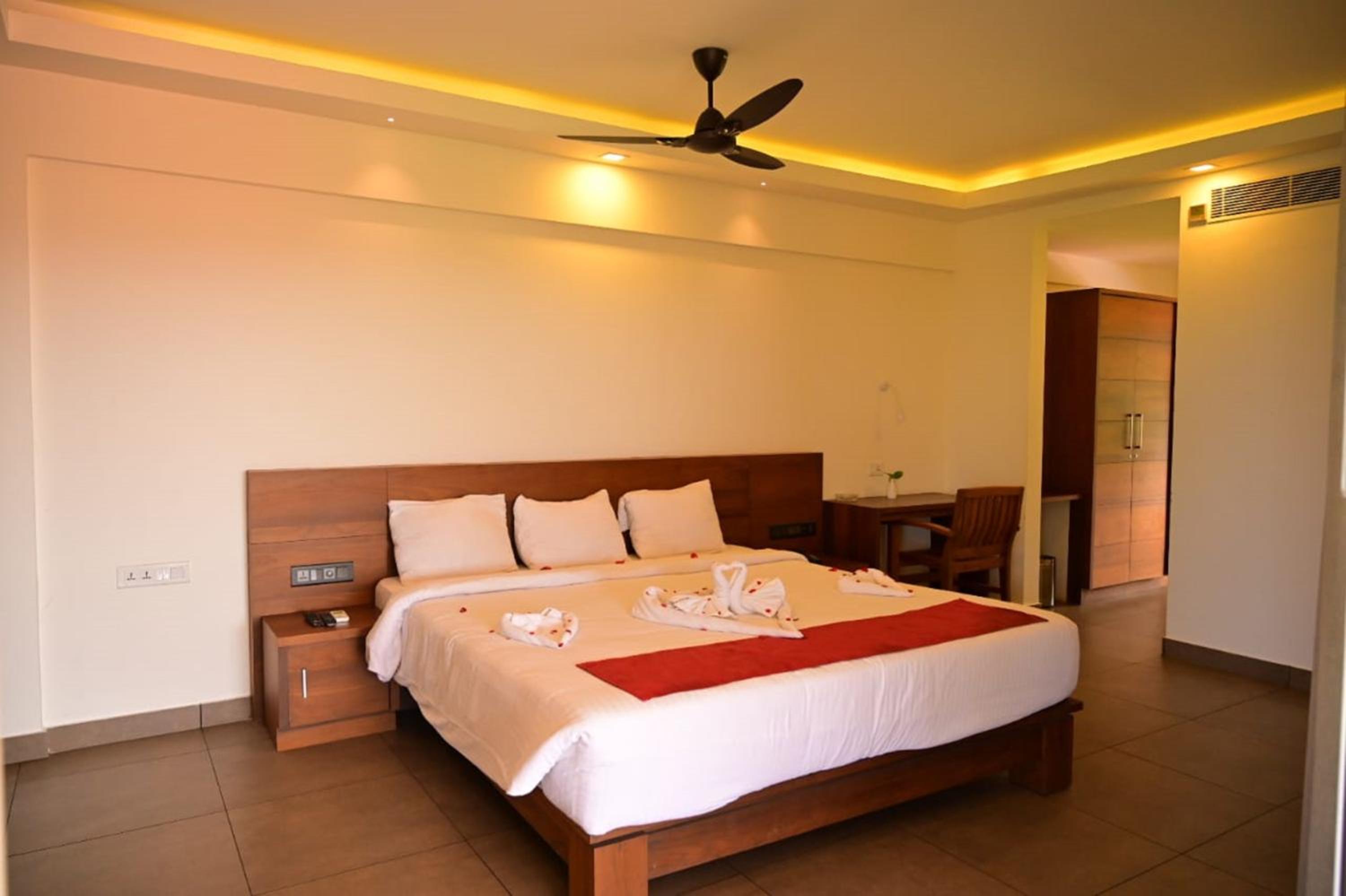 Deluxe King Room - Photo 3