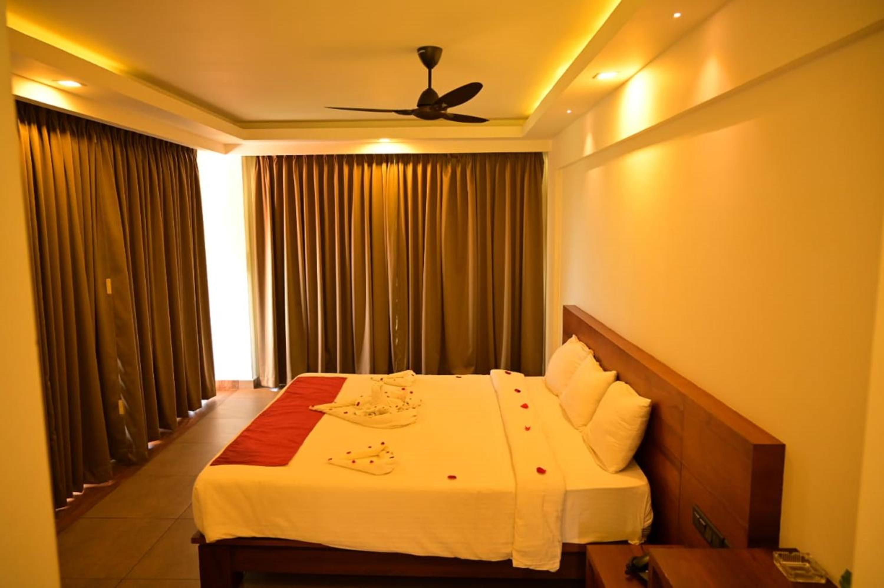Deluxe King Room - Photo 2