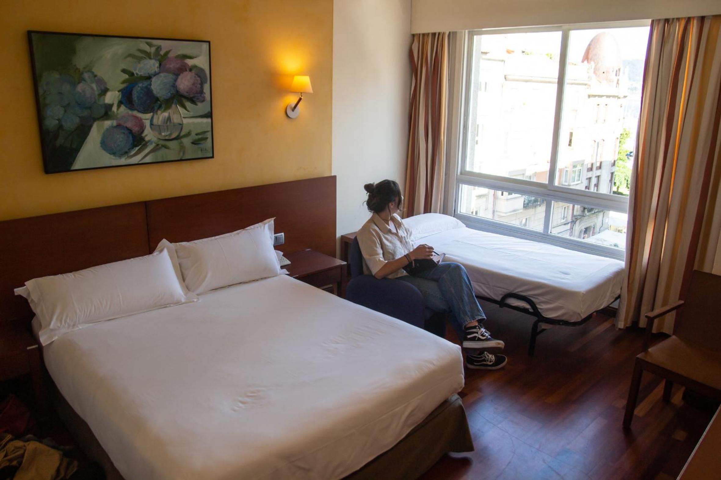 Double or Twin Room with Extra Bed - Photo 9