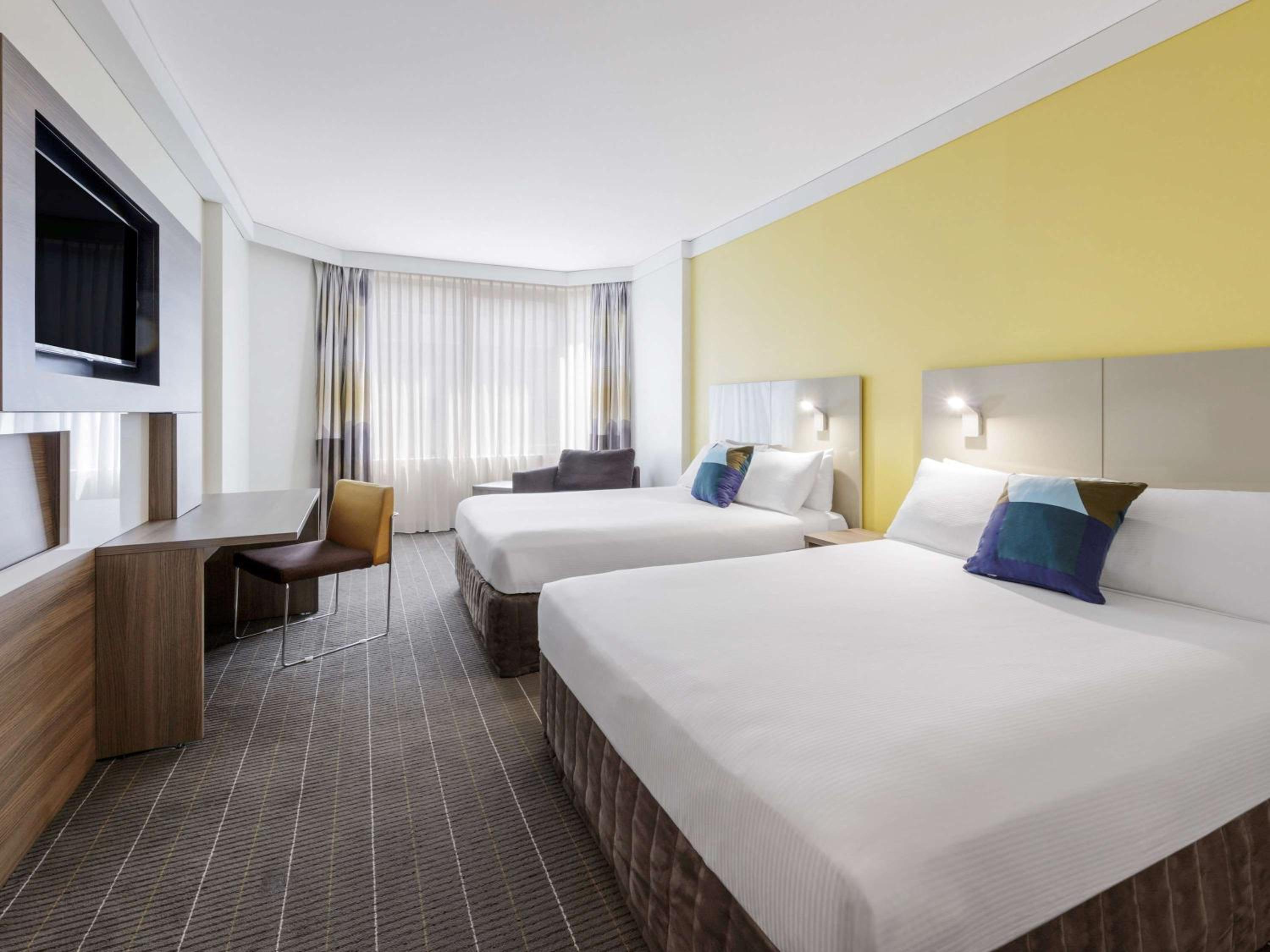 Executive Twin Room with 2 Queen Beds thumbnail 5