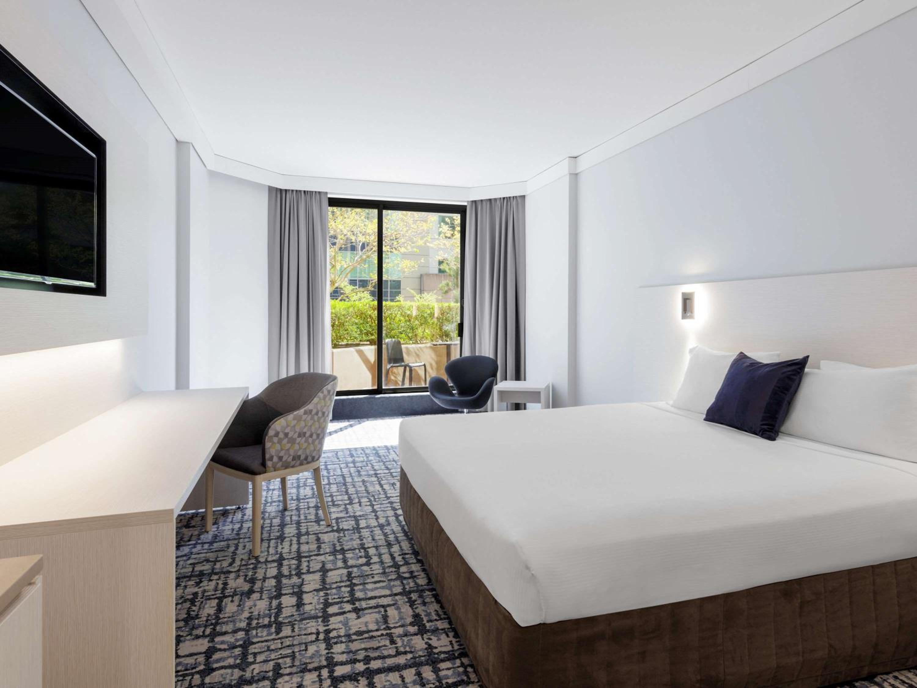 Superior King Room with Balcony thumbnail 6