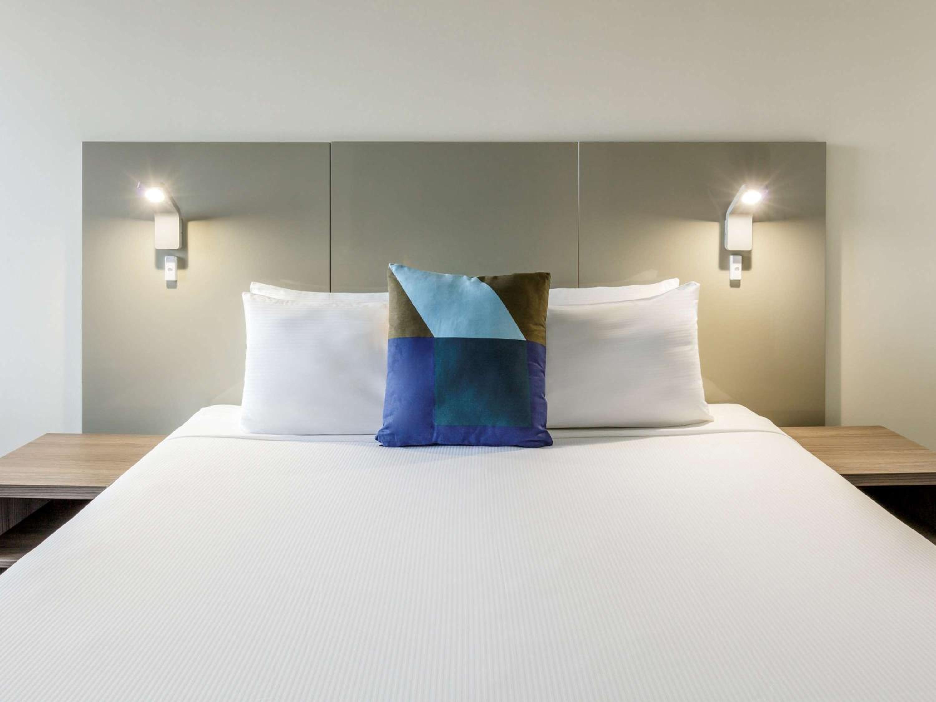 Standard King Room thumbnail 5