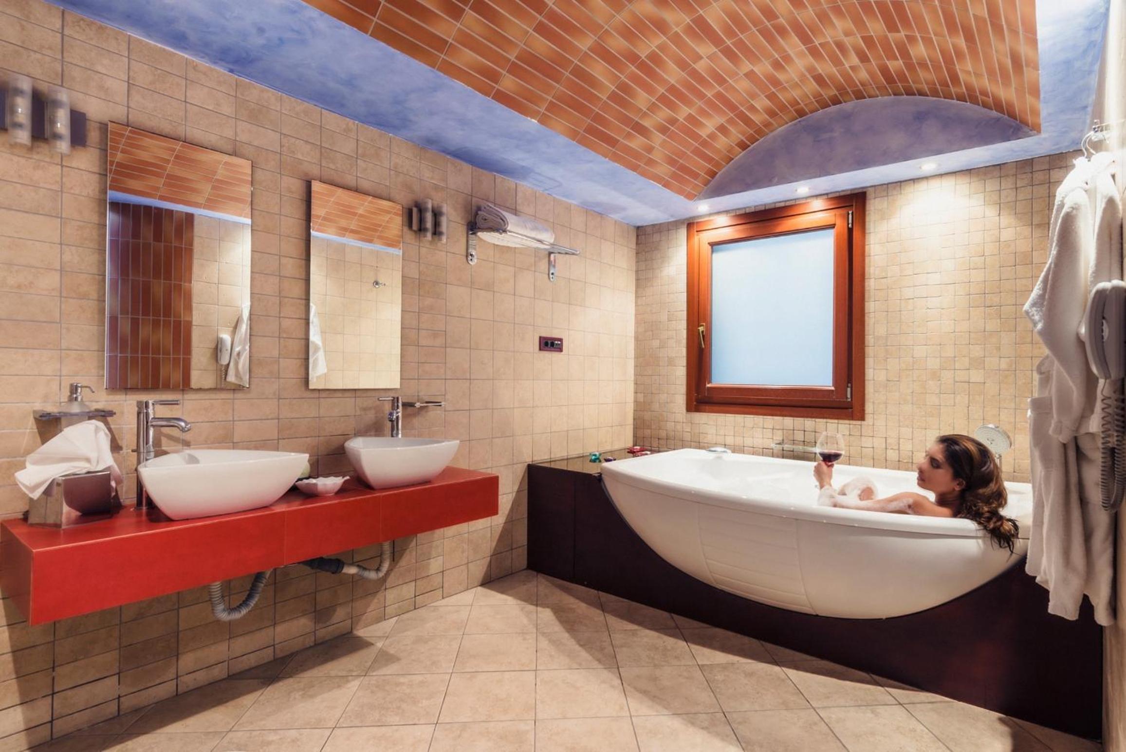 Cosmos Suite with Spa Tub - Photo 3