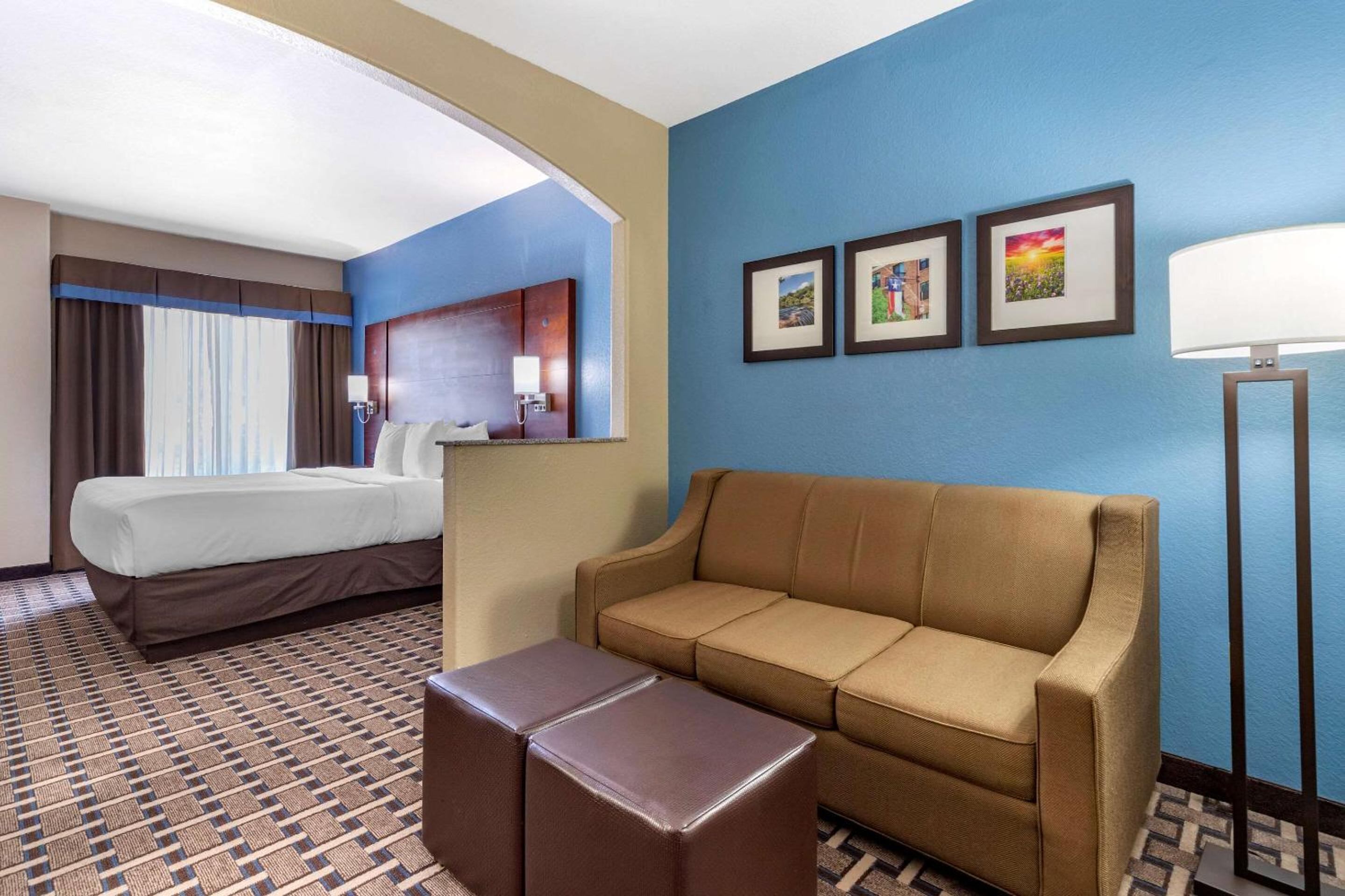 King Suite - Non-Smoking - Photo 8