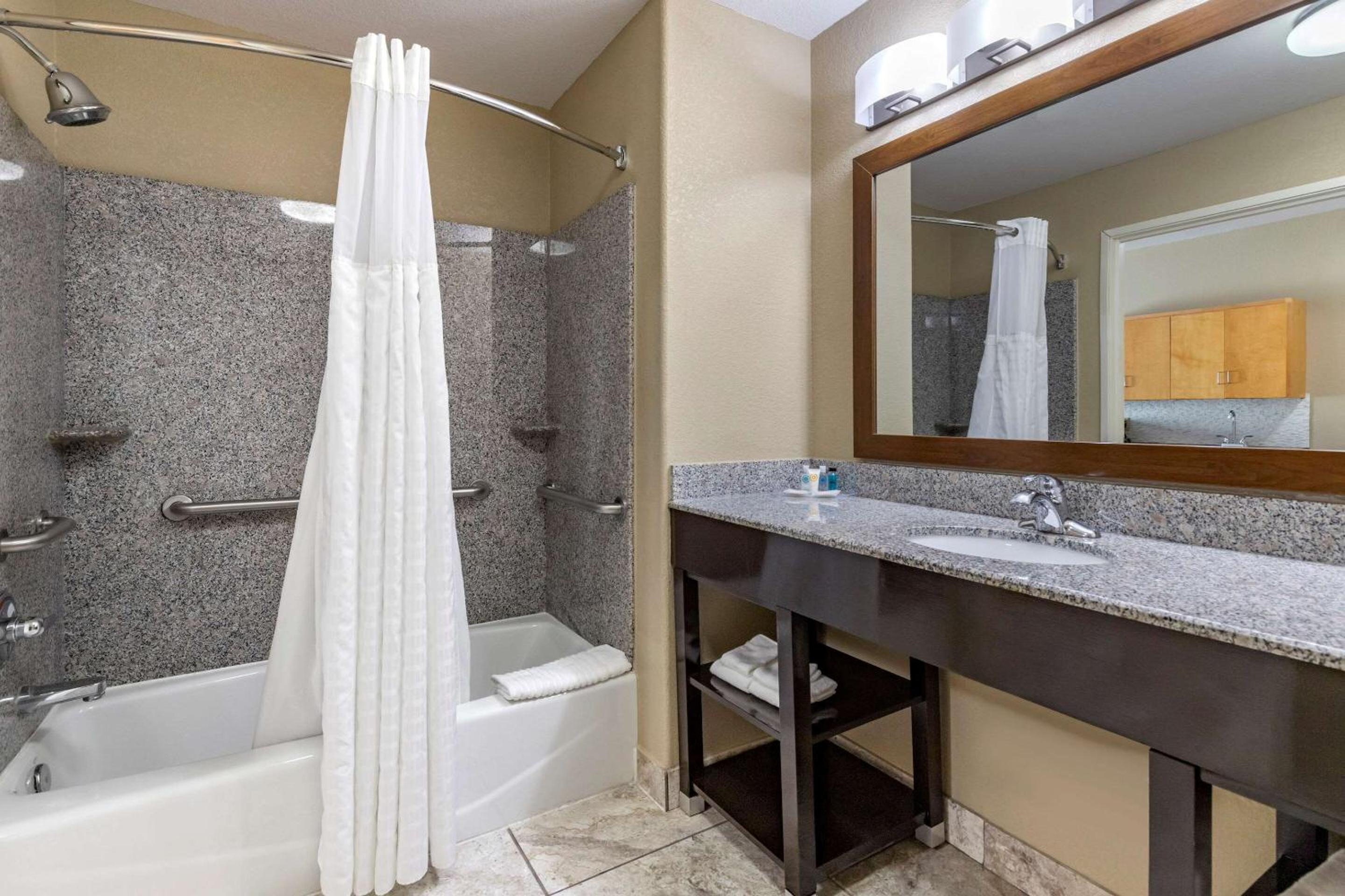 Suite with Two Queen Beds - Accessible/Non-Smoking - Photo 2