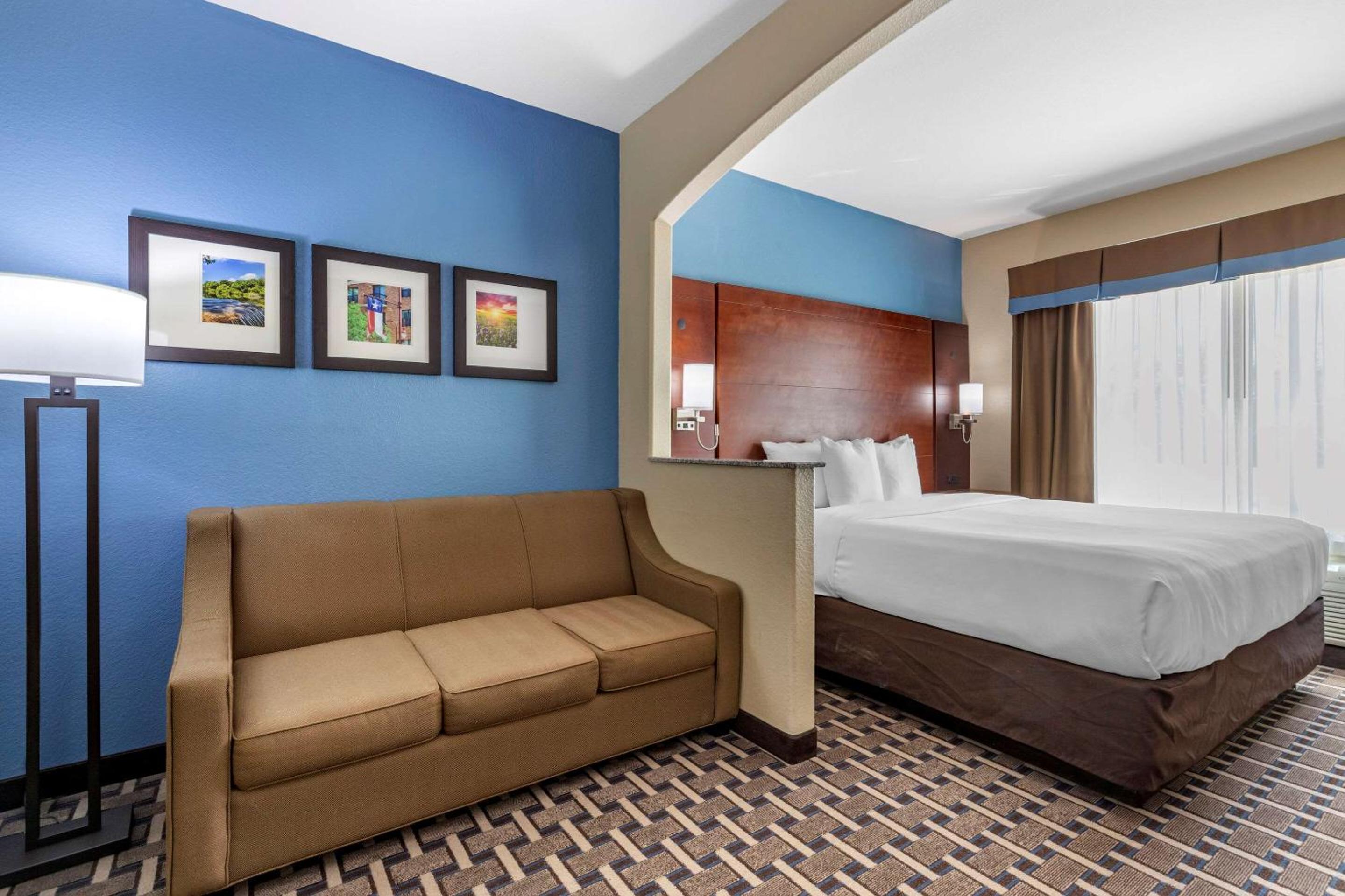 King Suite - Non-Smoking - Photo 4