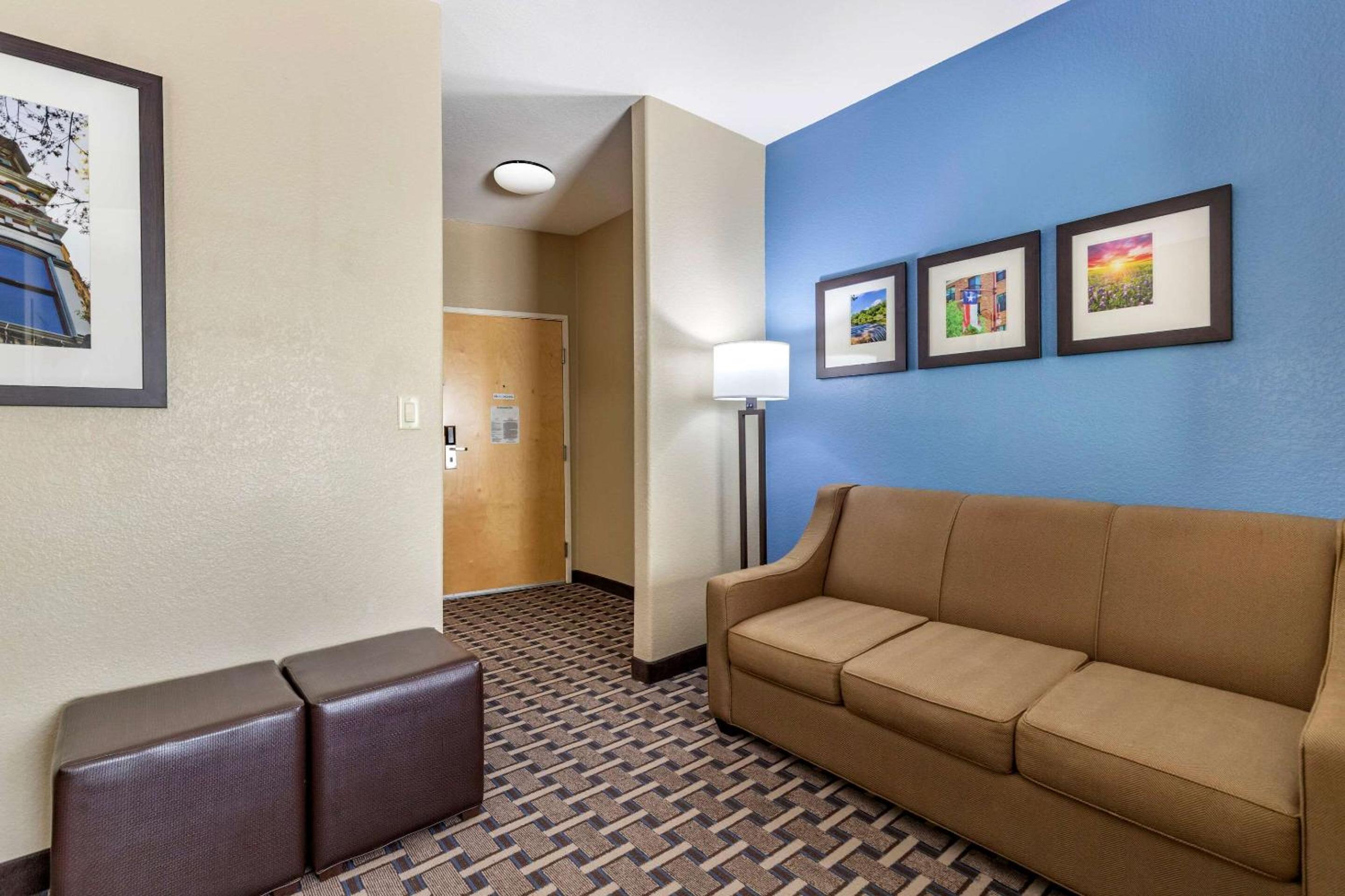 King Suite - Non-Smoking - Photo 5