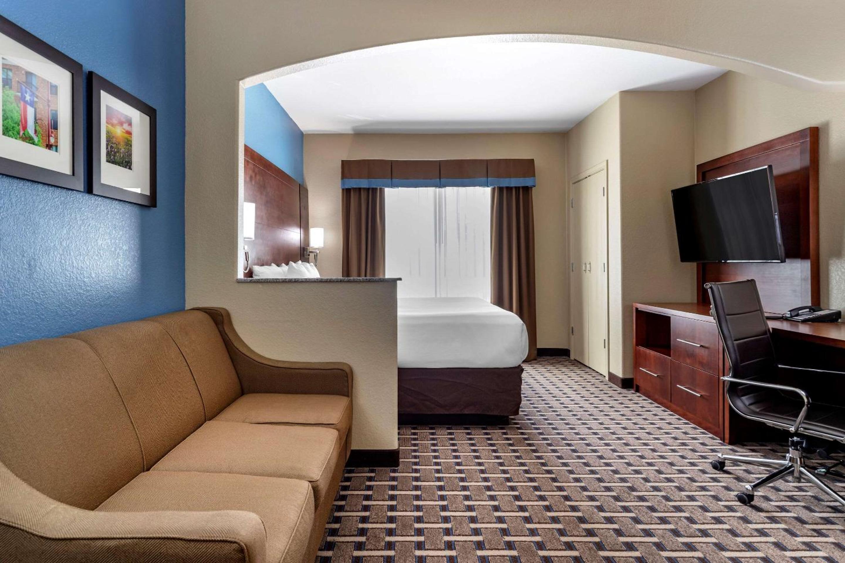 King Suite - Non-Smoking - Photo 6
