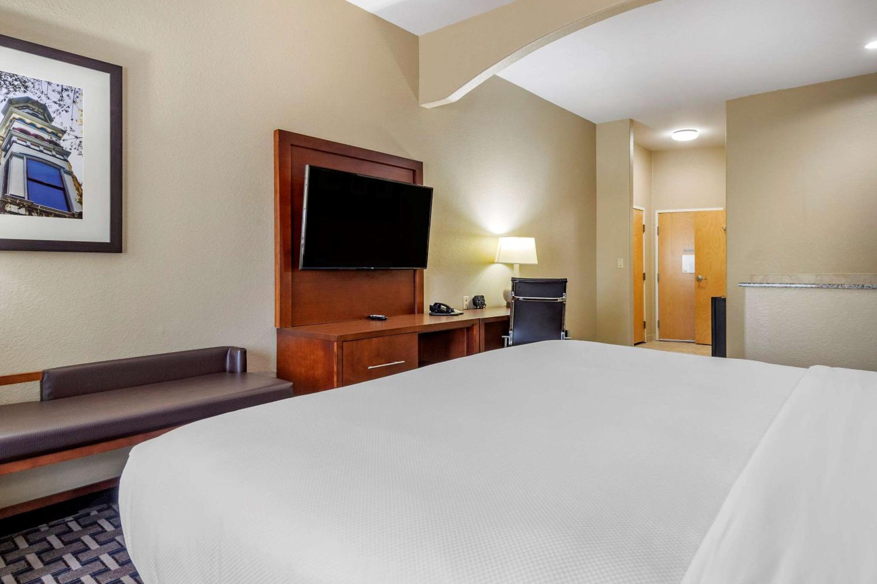 King Suite - Non-Smoking - Photo 2