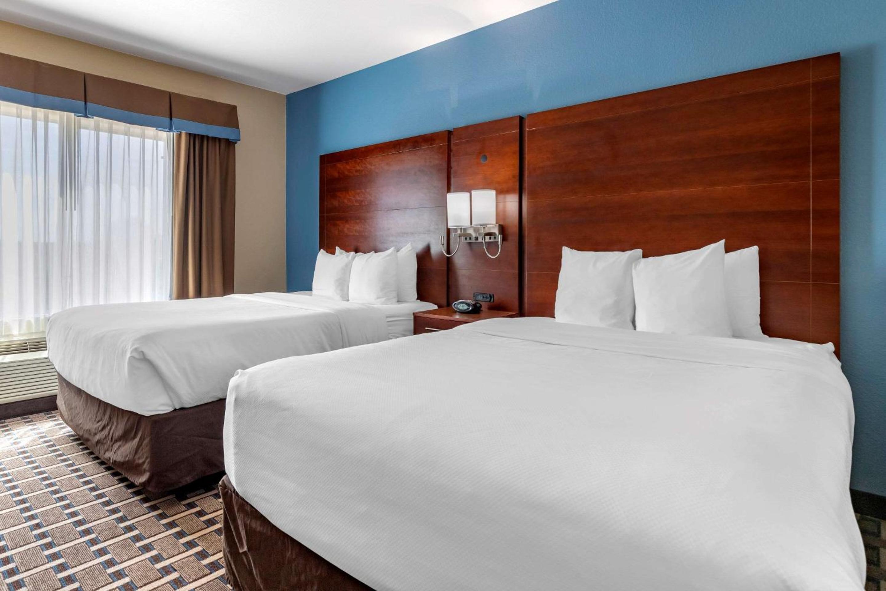 Queen Suite with Two Queen Beds - Non-Smoking - Photo 3