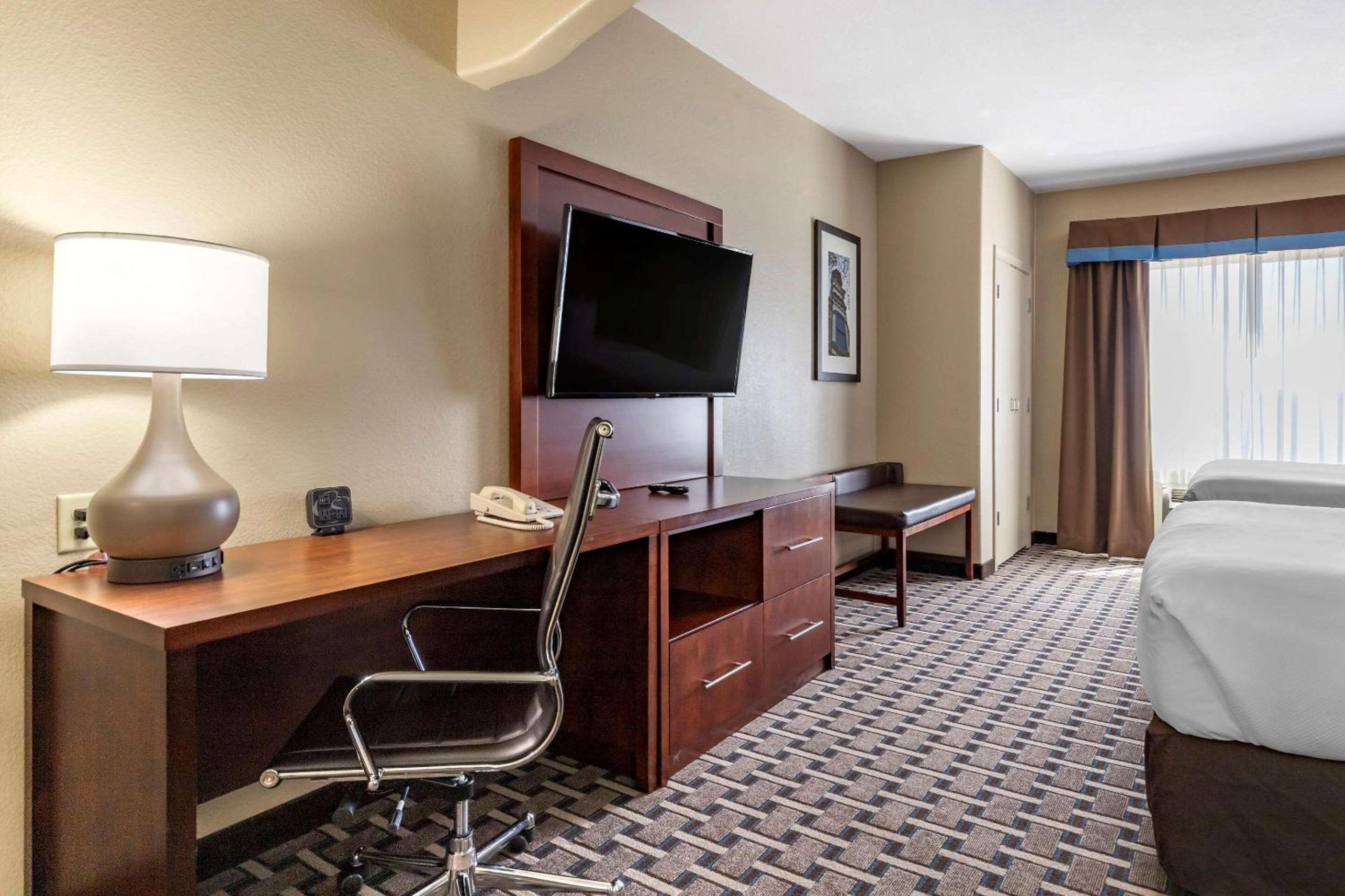 Queen Suite with Two Queen Beds - Non-Smoking - Photo 4
