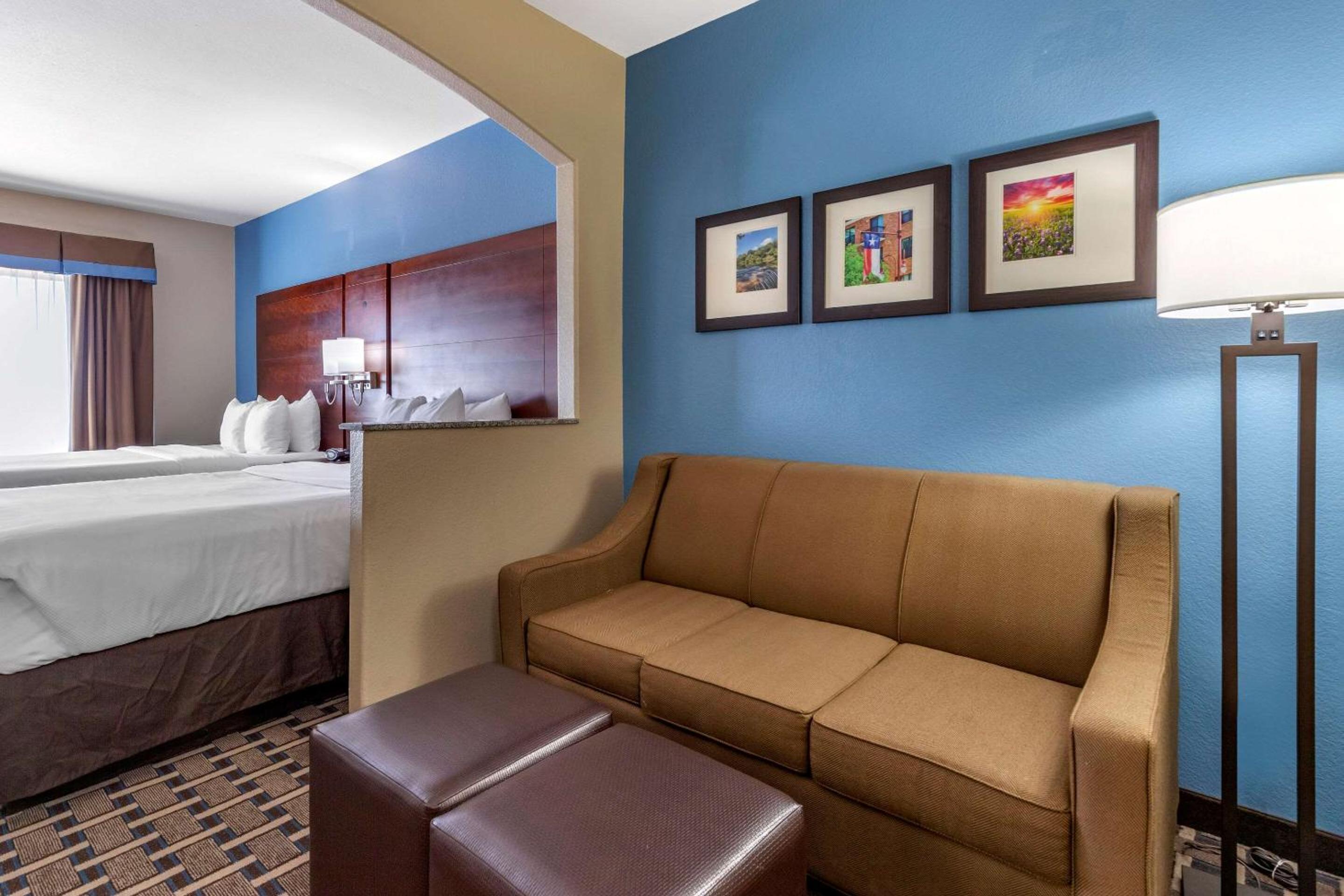 Queen Suite with Two Queen Beds - Non-Smoking - Photo 5