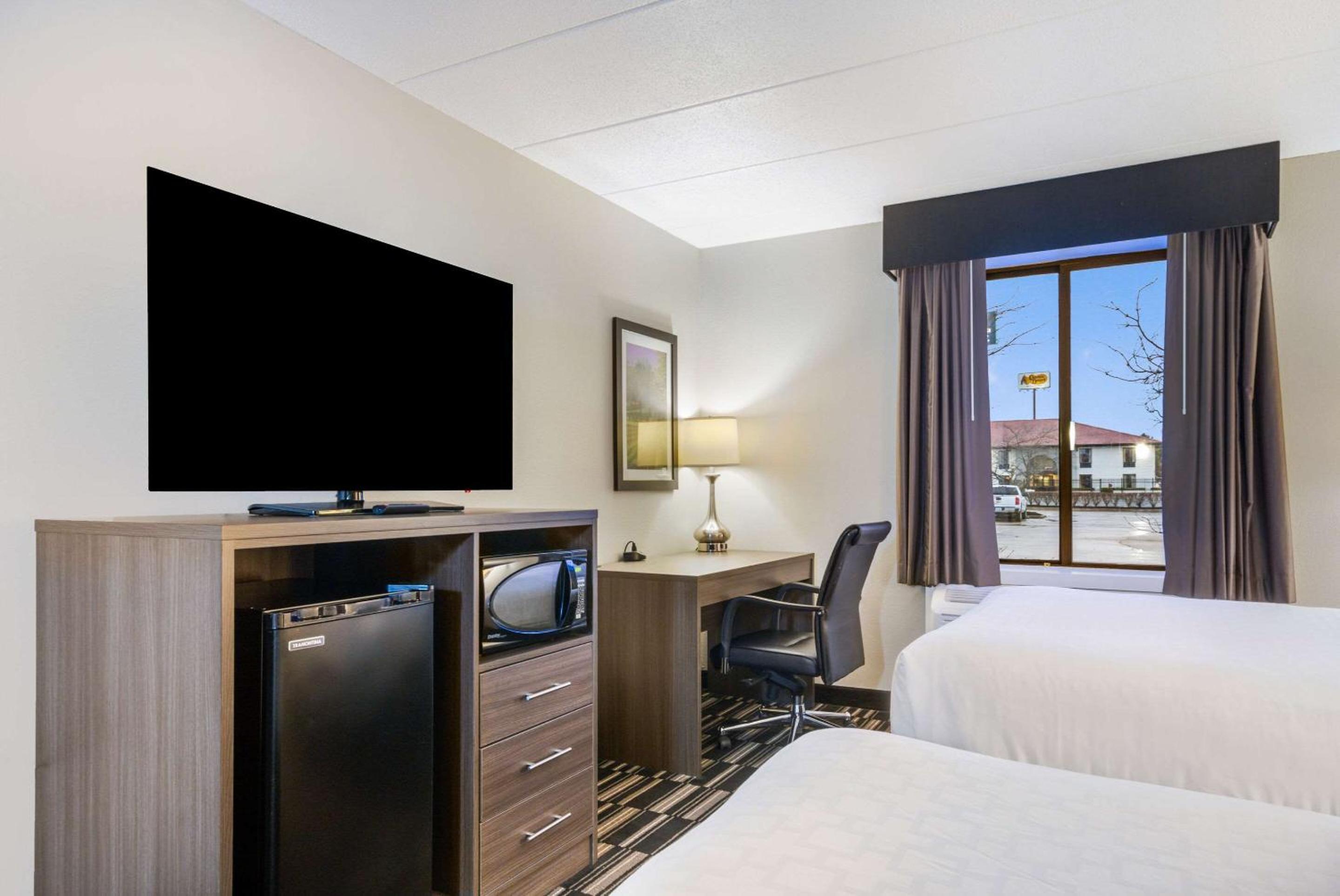 Queen Room with Two Queen Beds - Disability Access/Non-Smoking - Photo 4