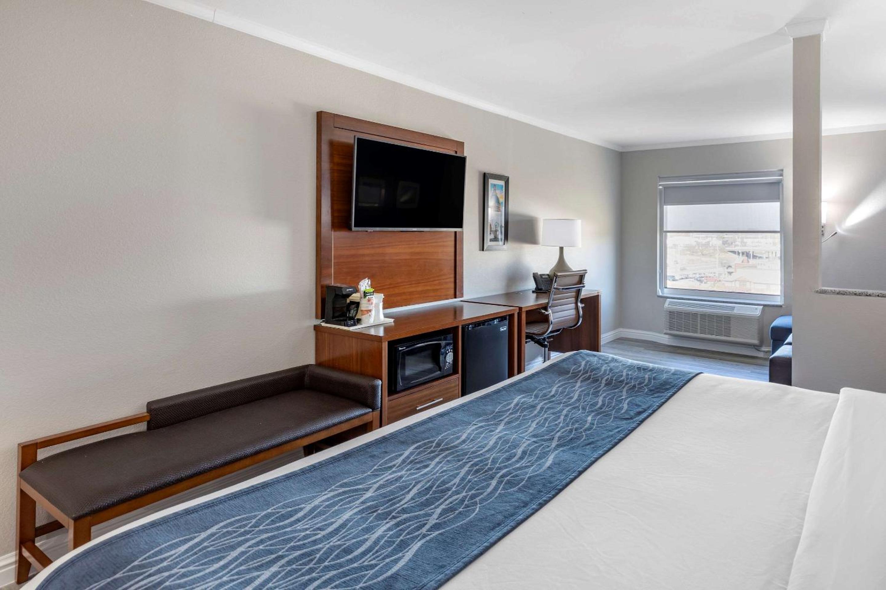 King Suite - Accessible/Non Smoking photo 3