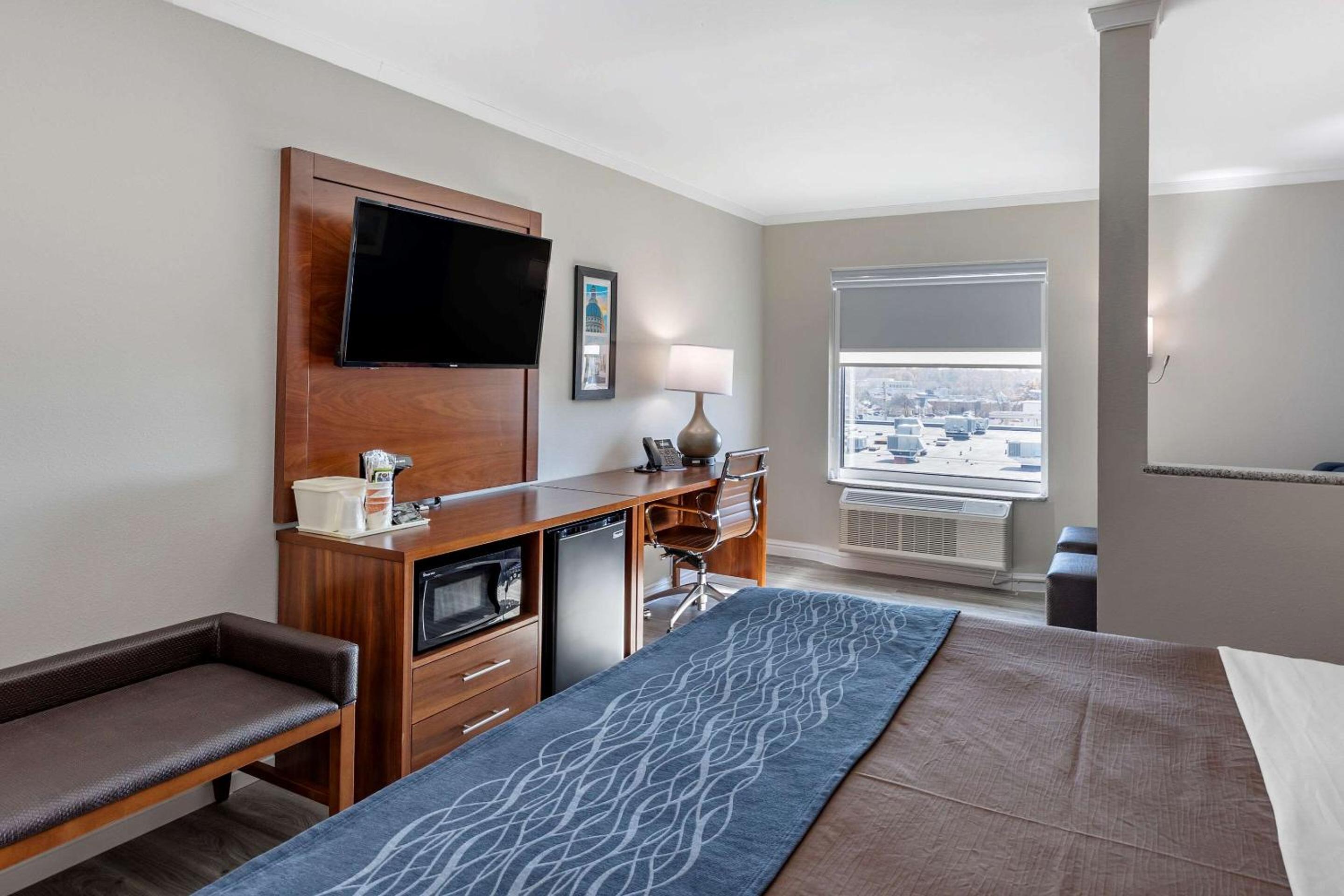 Queen Suite with Two Queen Beds - Accessible/Non Smoking - Photo 3