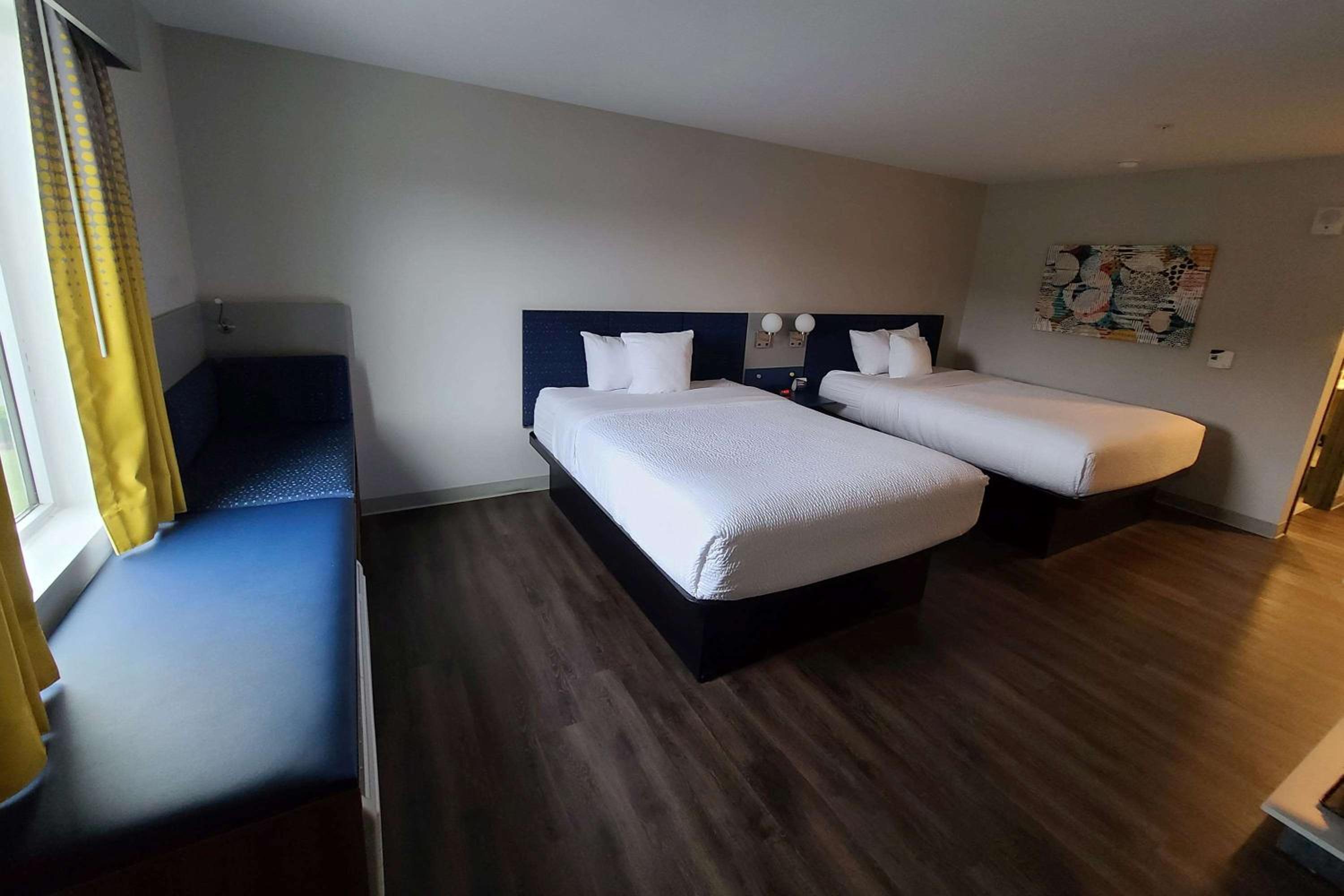 Queen Room with Two Queen Beds - First Floor/Non-Smoking - Photo 1