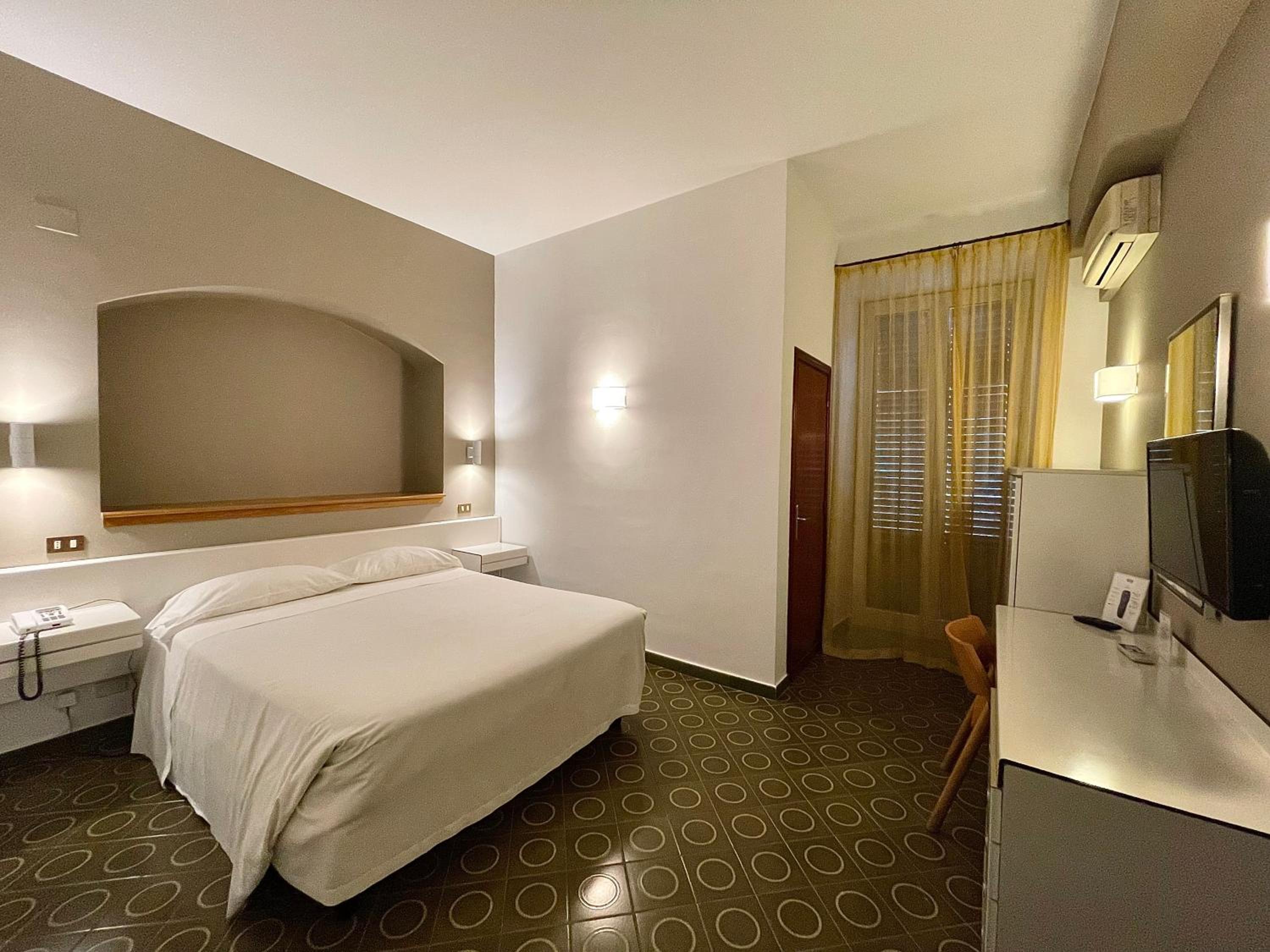 Standard Double or Twin Room - Photo 8