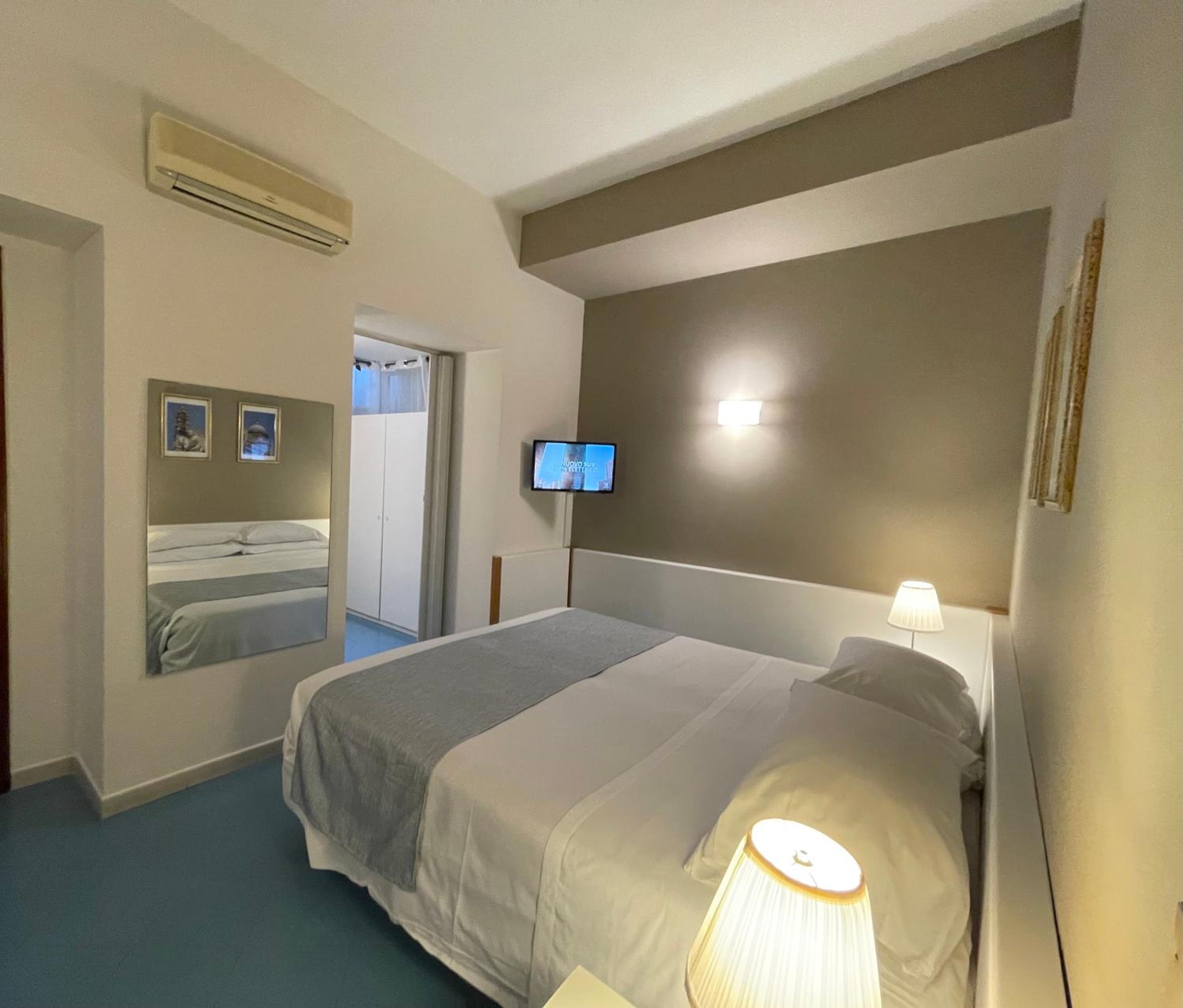 Standard Double or Twin Room - Photo 2
