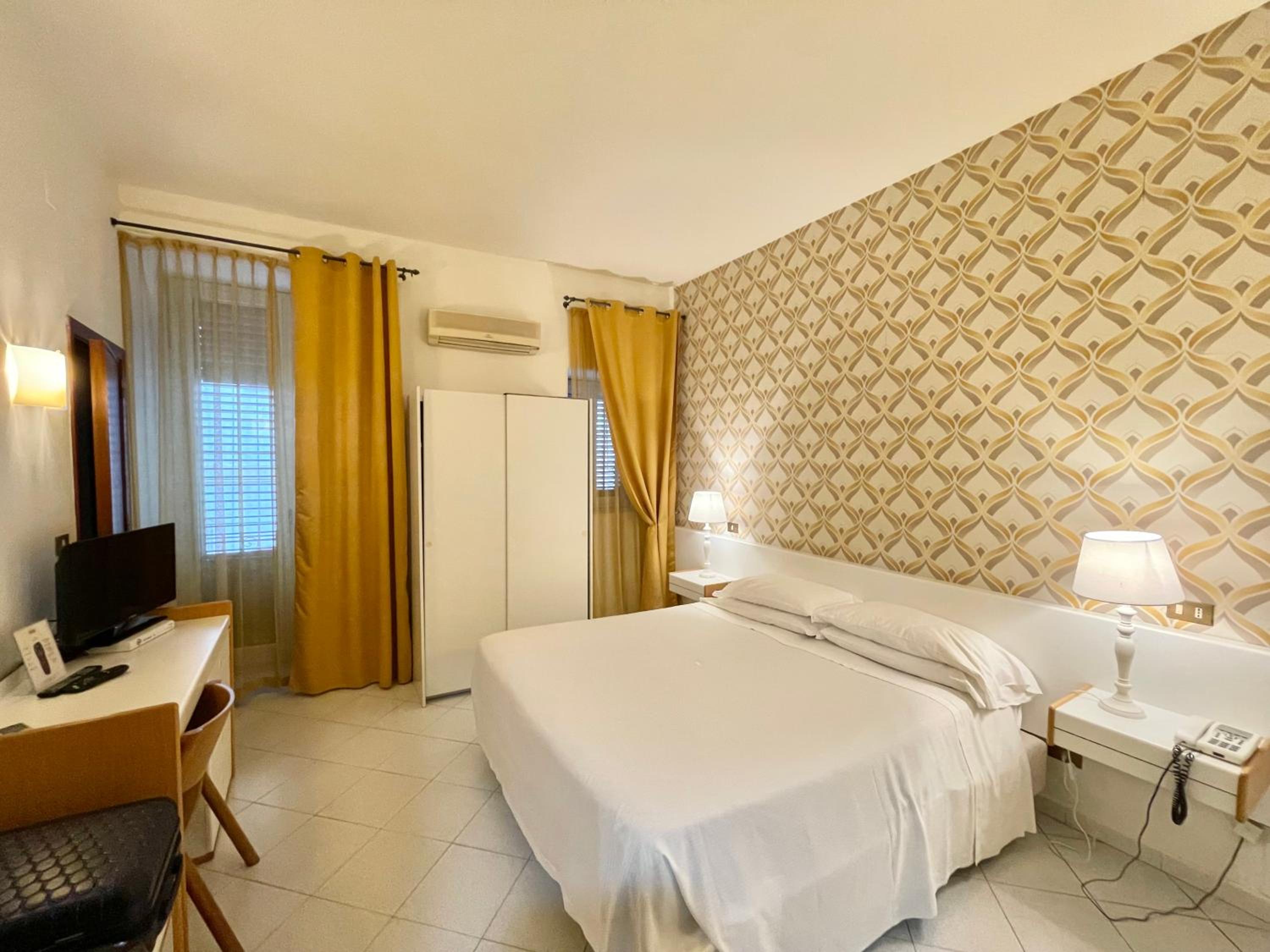Standard Double or Twin Room - Photo 5