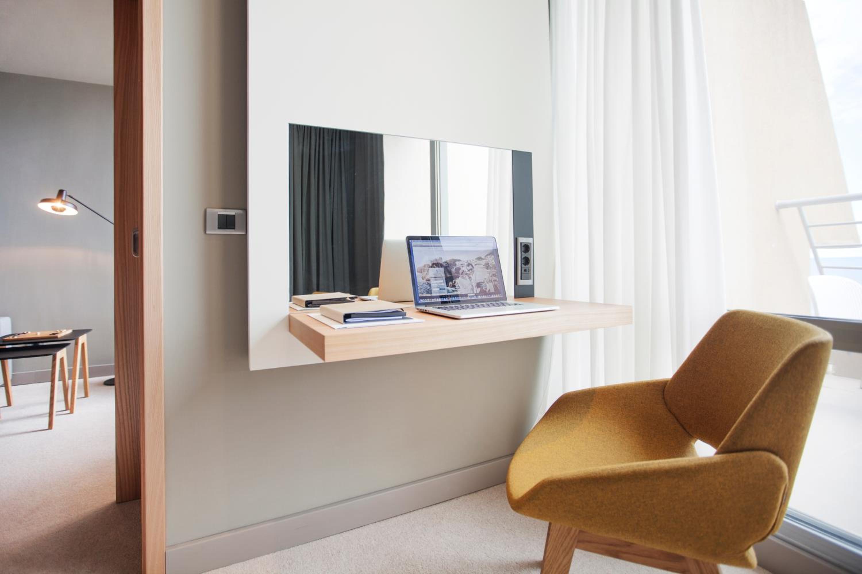 Junior Suite with Sea View and Balcony - Photo 3