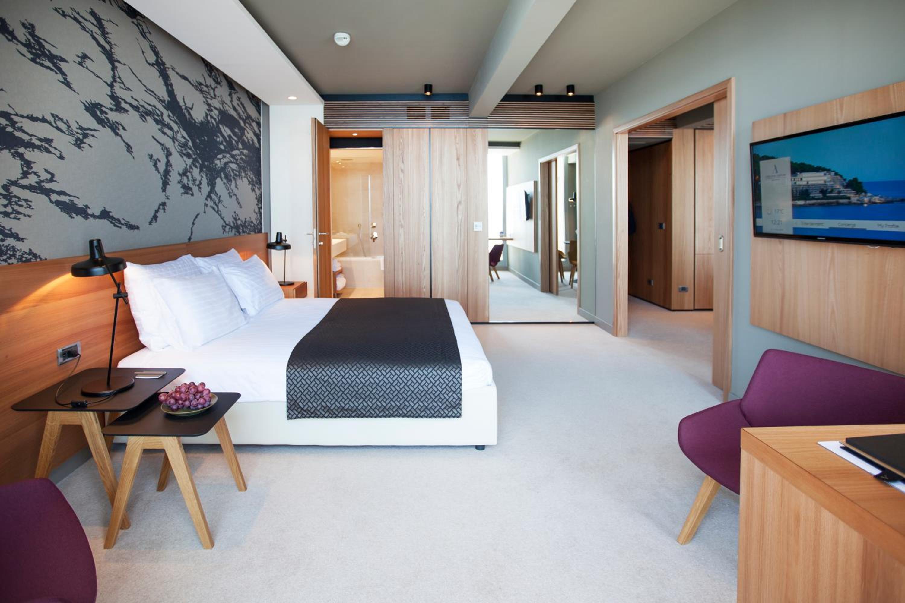 Executive Suite with Sea View and Balcony - Photo 9