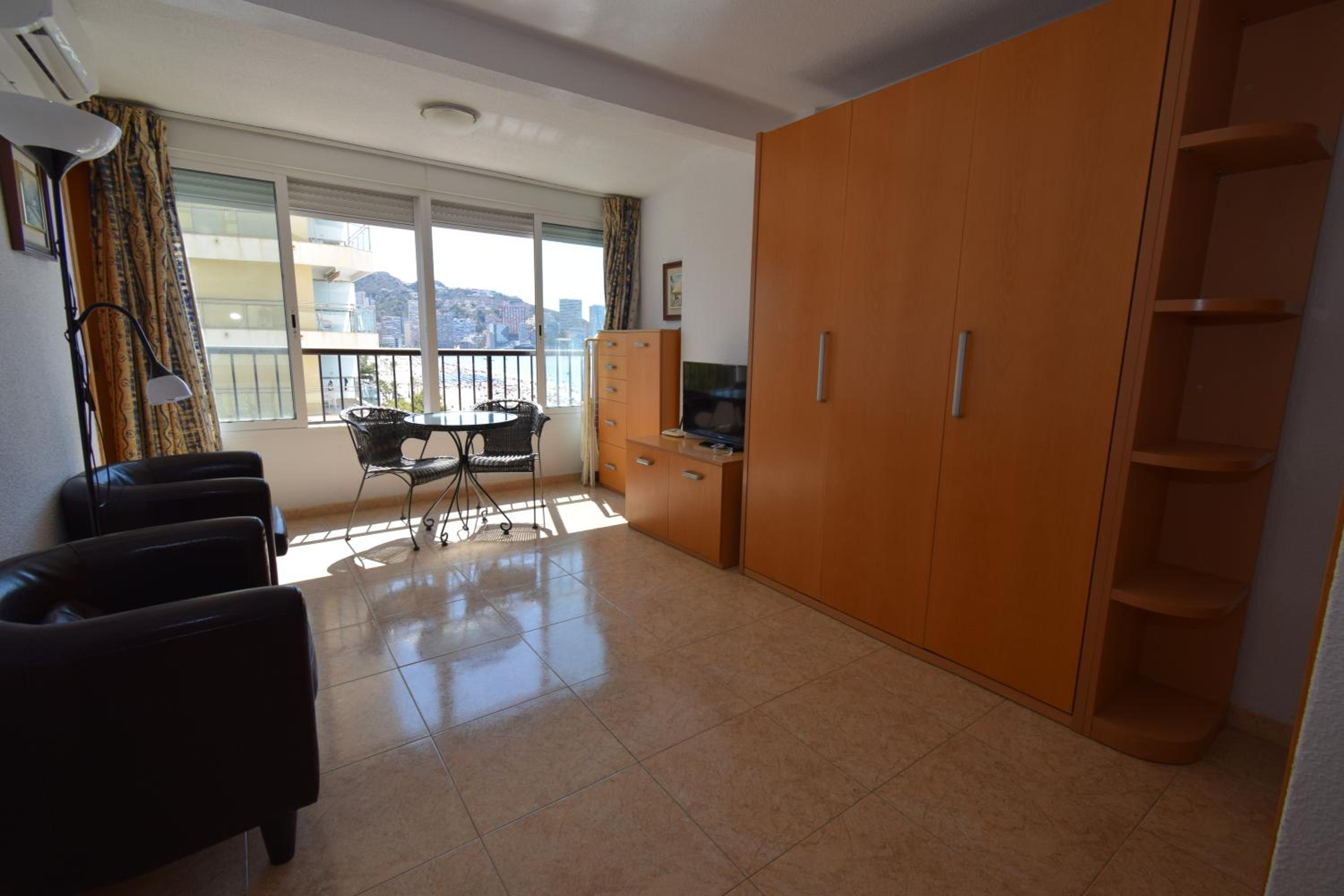 Estudio con vista lateral al mar
