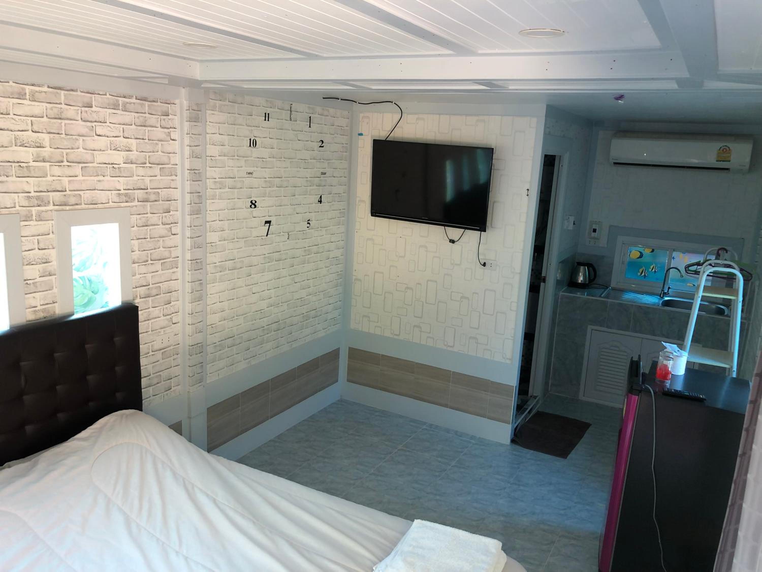 One-Bedroom House - Photo 12