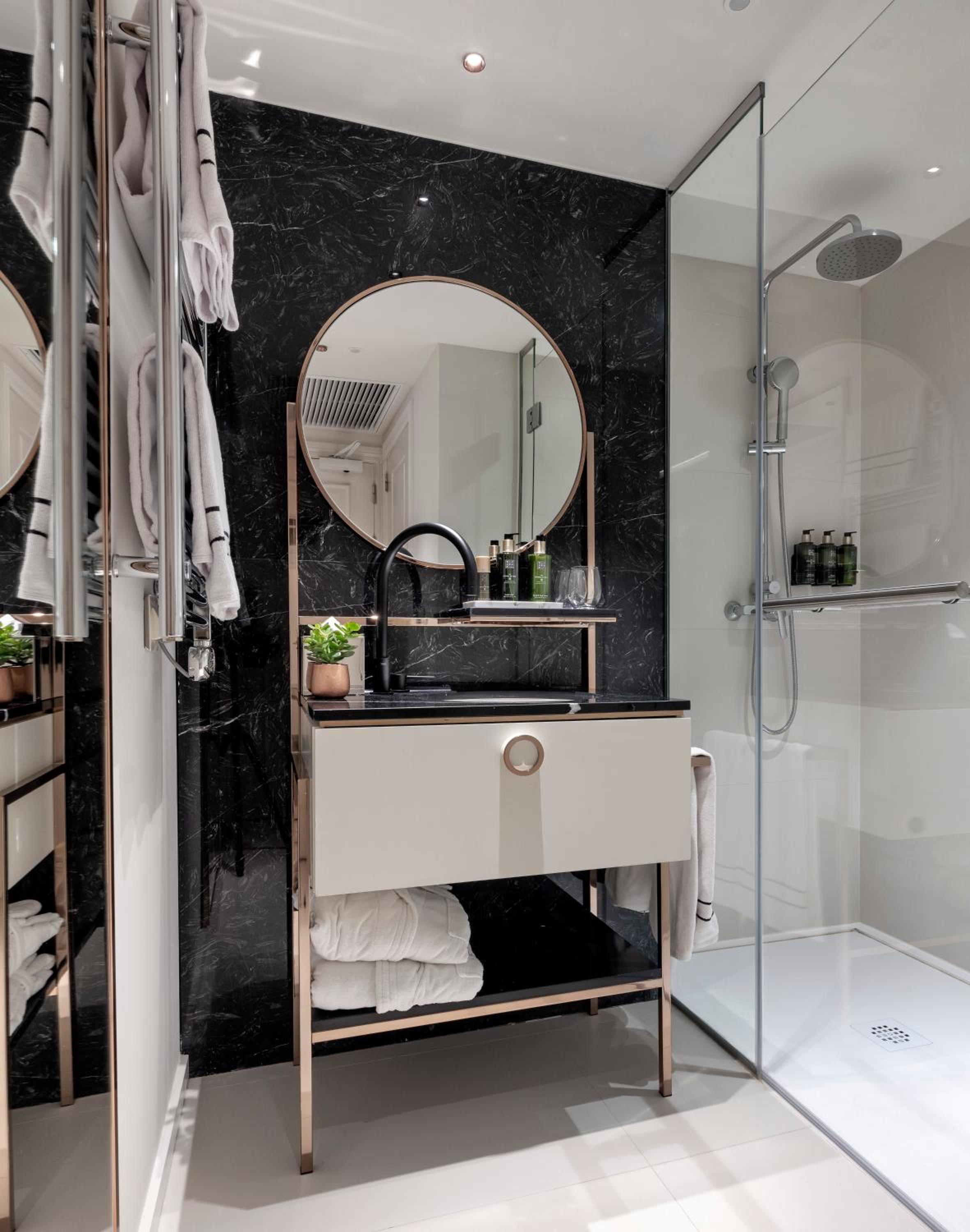 Superior Room with partial Noter Dame View photo 3