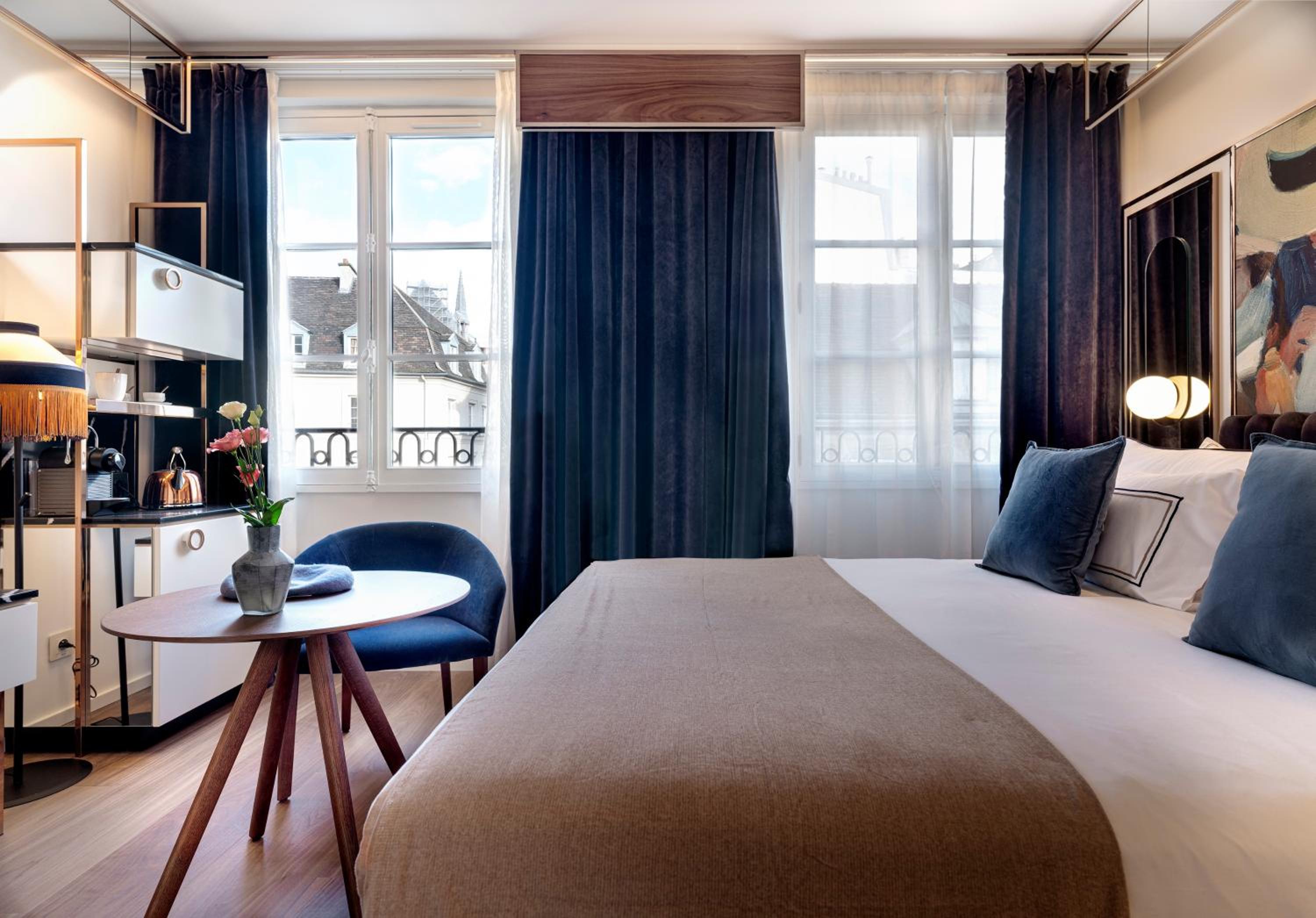 Deluxe Room with Glimpses of Notre Dame