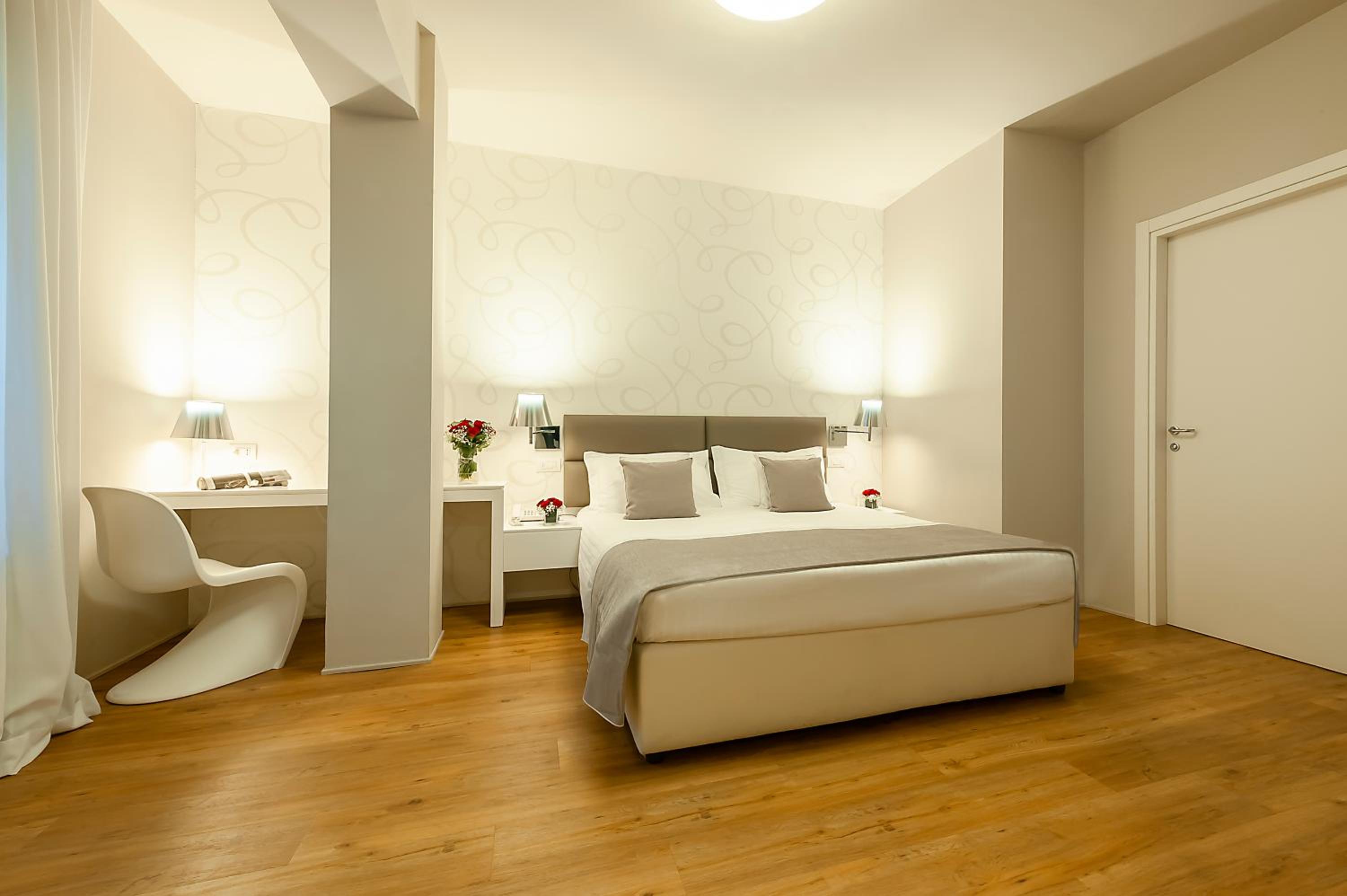 Deluxe Room - Photo 5