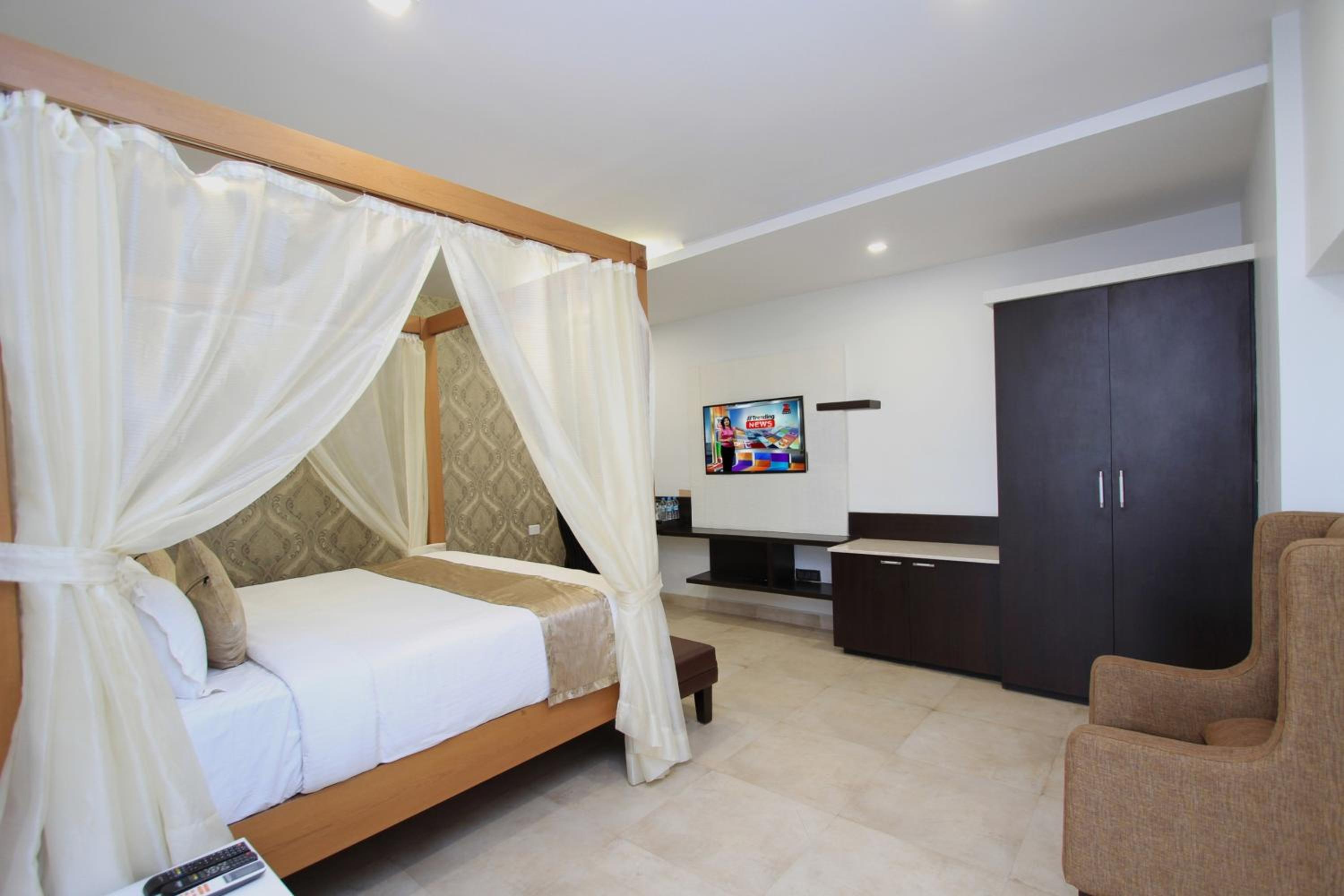 Deluxe King Suite