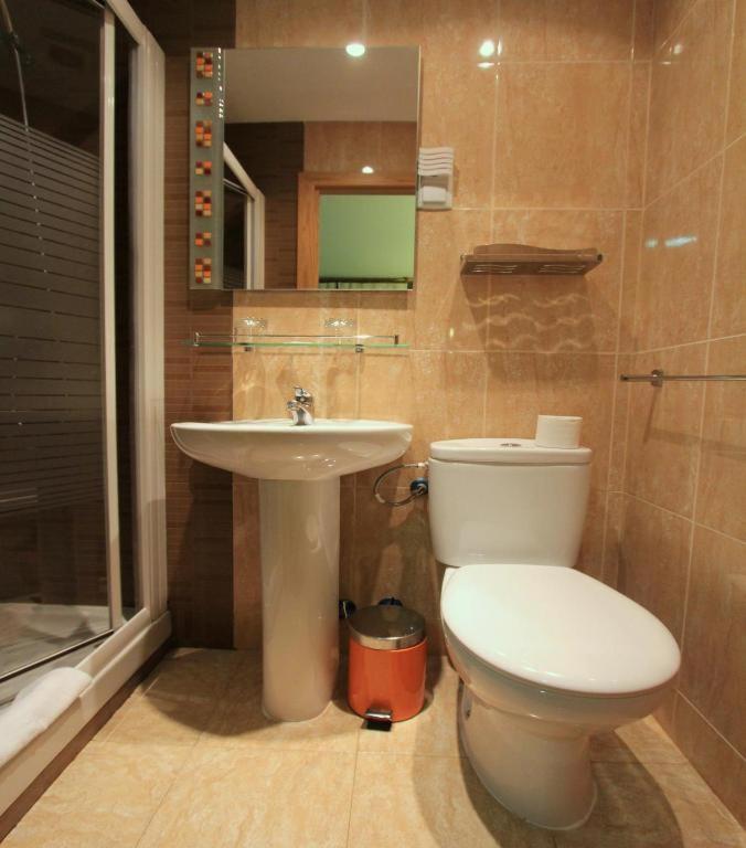 Twin Room - Photo 15