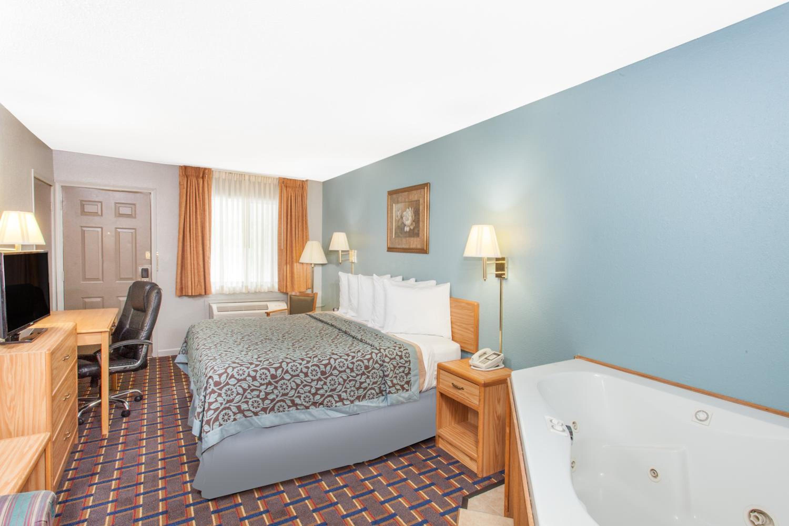 Deluxe King Room - Non-Smoking photo 1