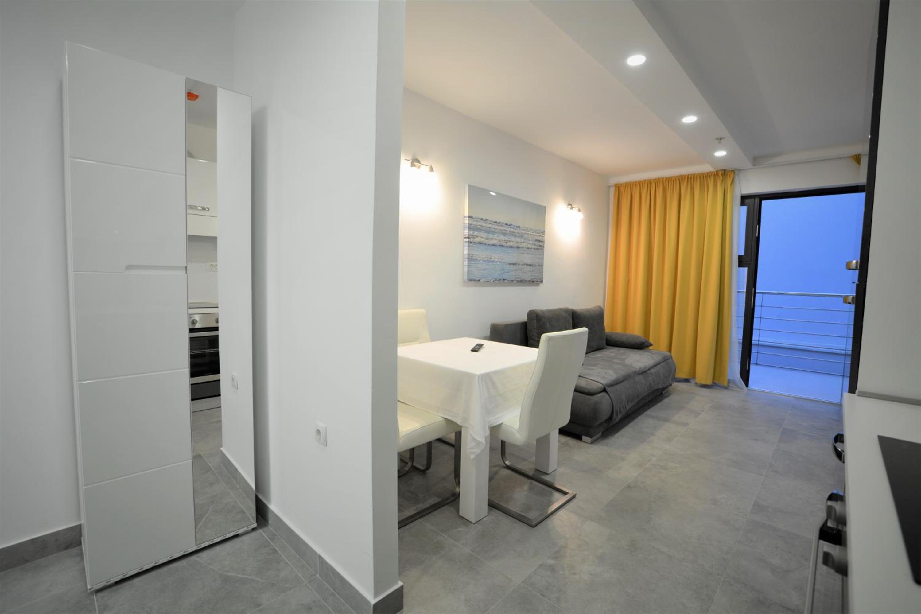 Apartment with Terrace thumbnail 5