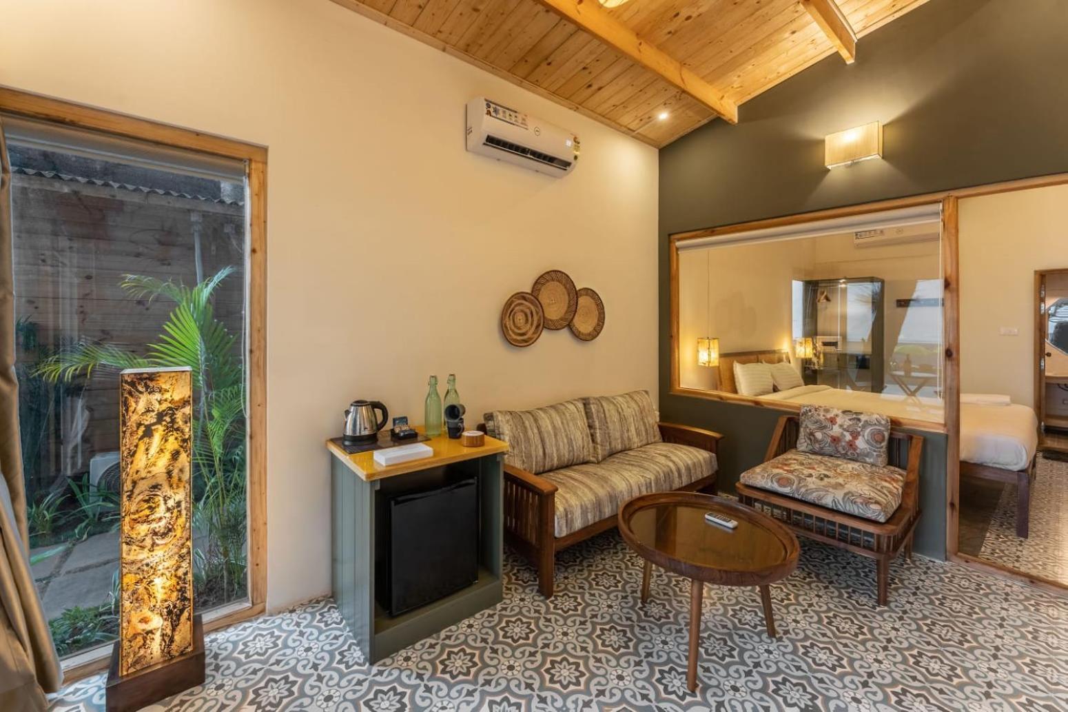 Suite with Jacuzzi (partial sea view)
