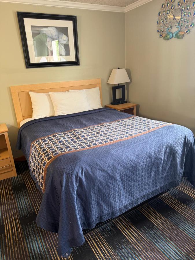 Queen room