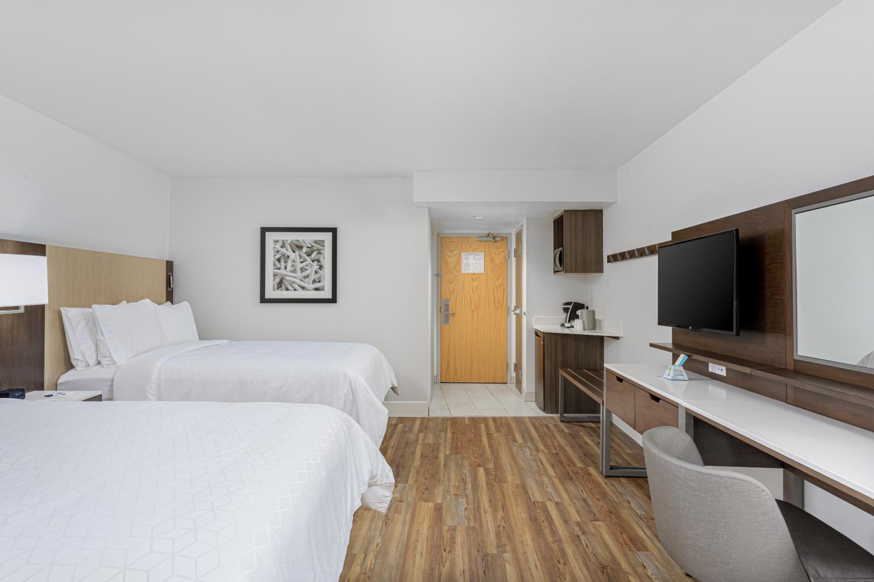 Standard Queen Room with Two Queen Beds - Photo 7