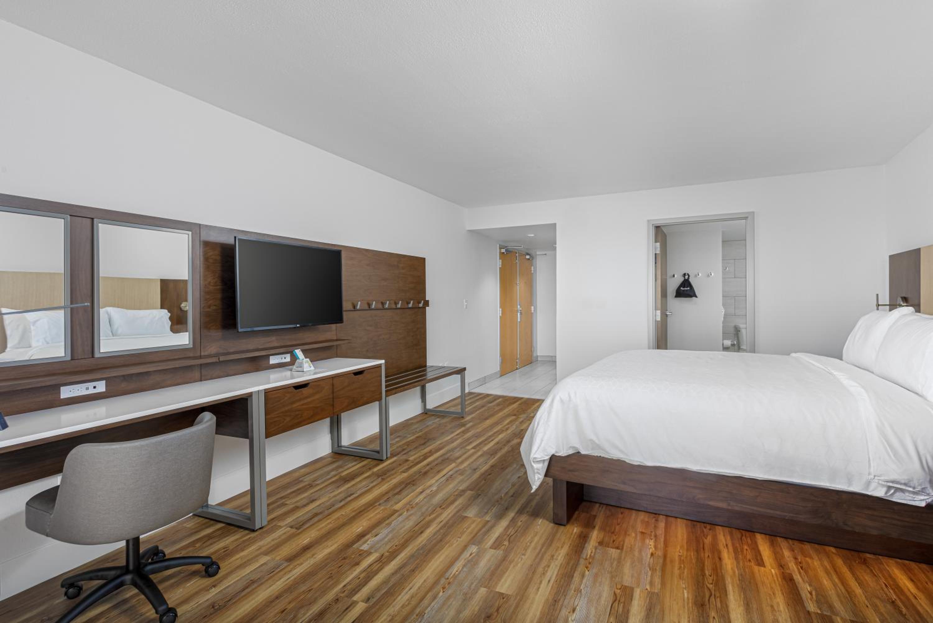 Standard King Room - Photo 7