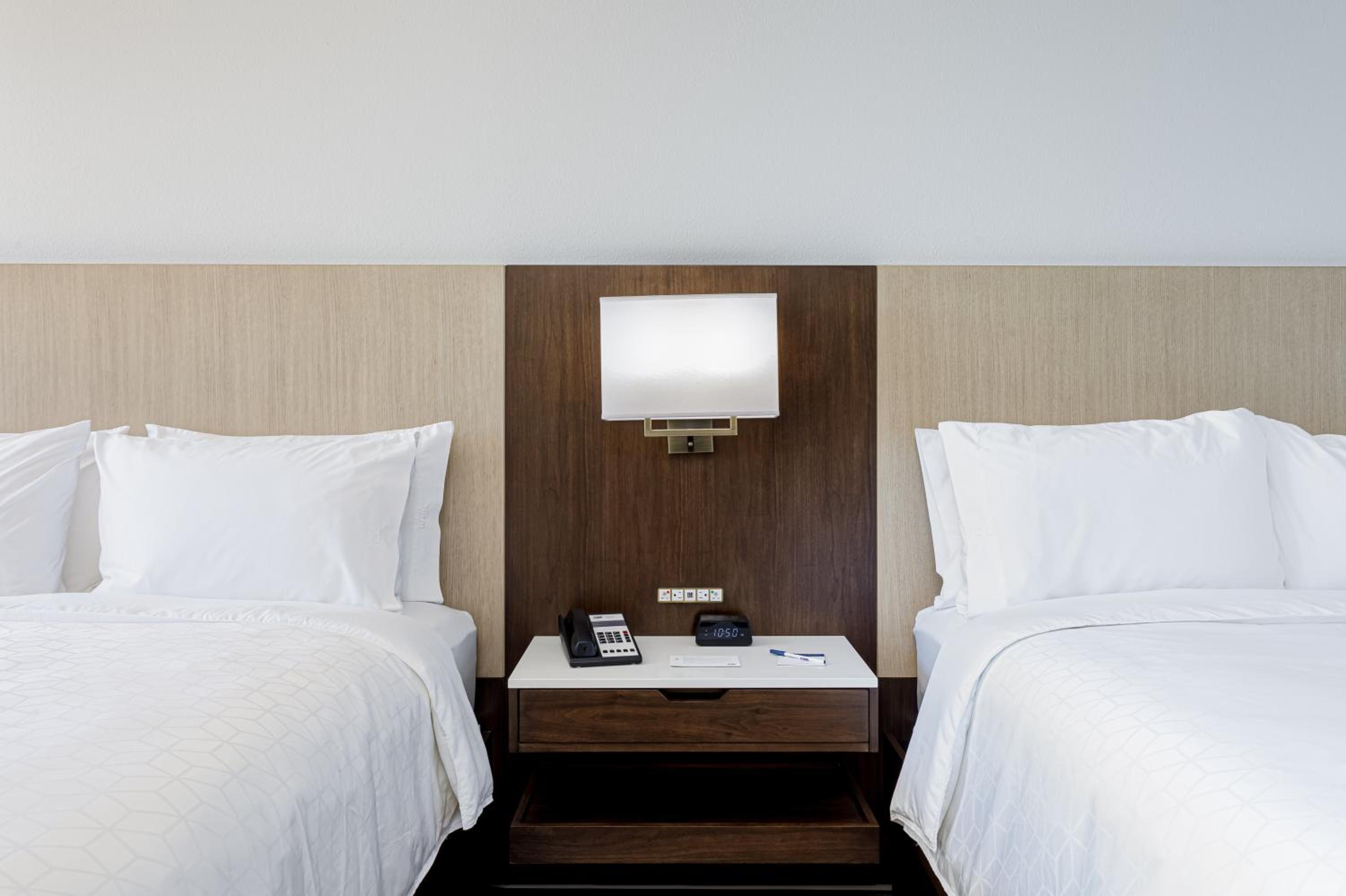 Standard Queen Room with Two Queen Beds - Photo 5