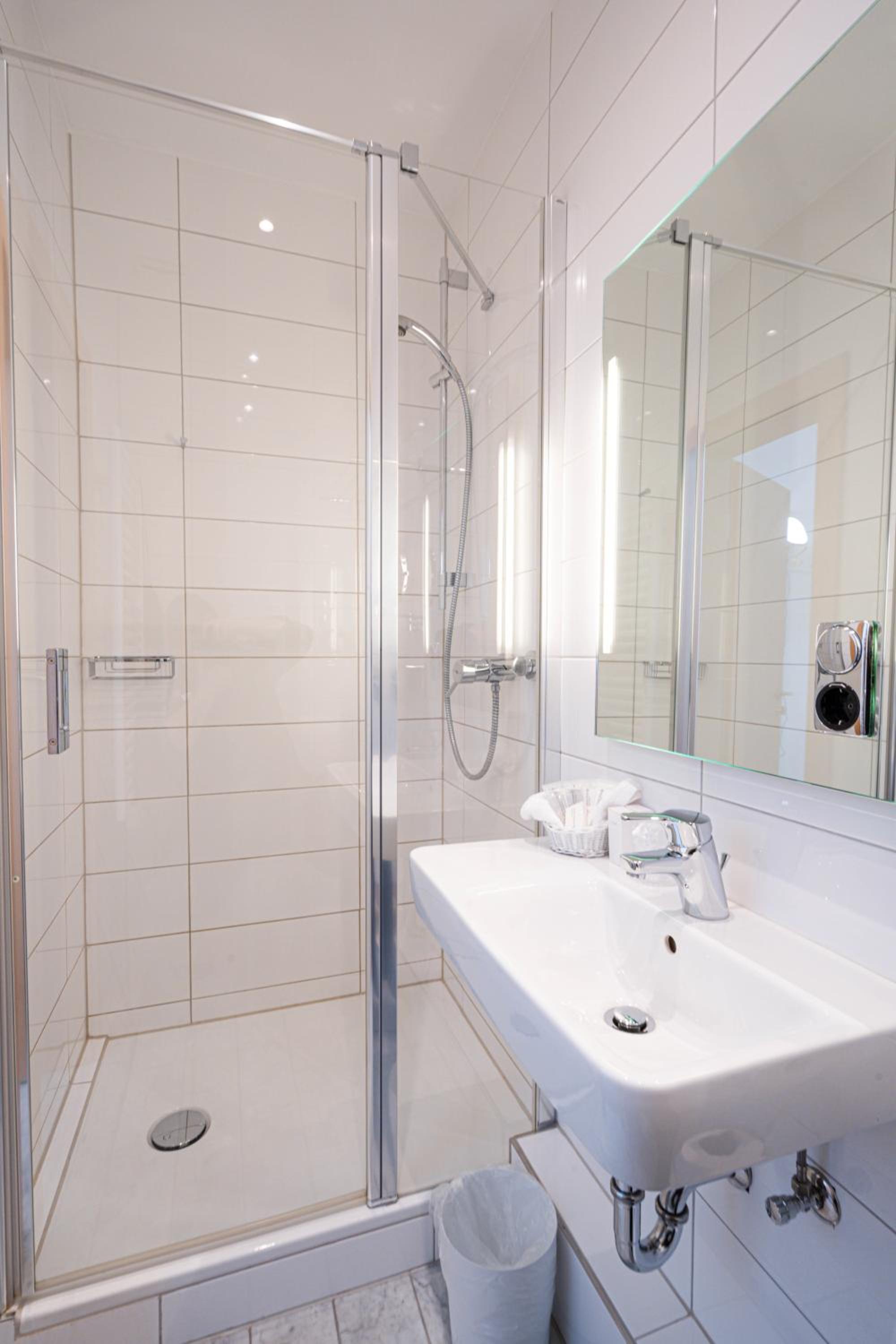 Standard Double Room - Photo 8