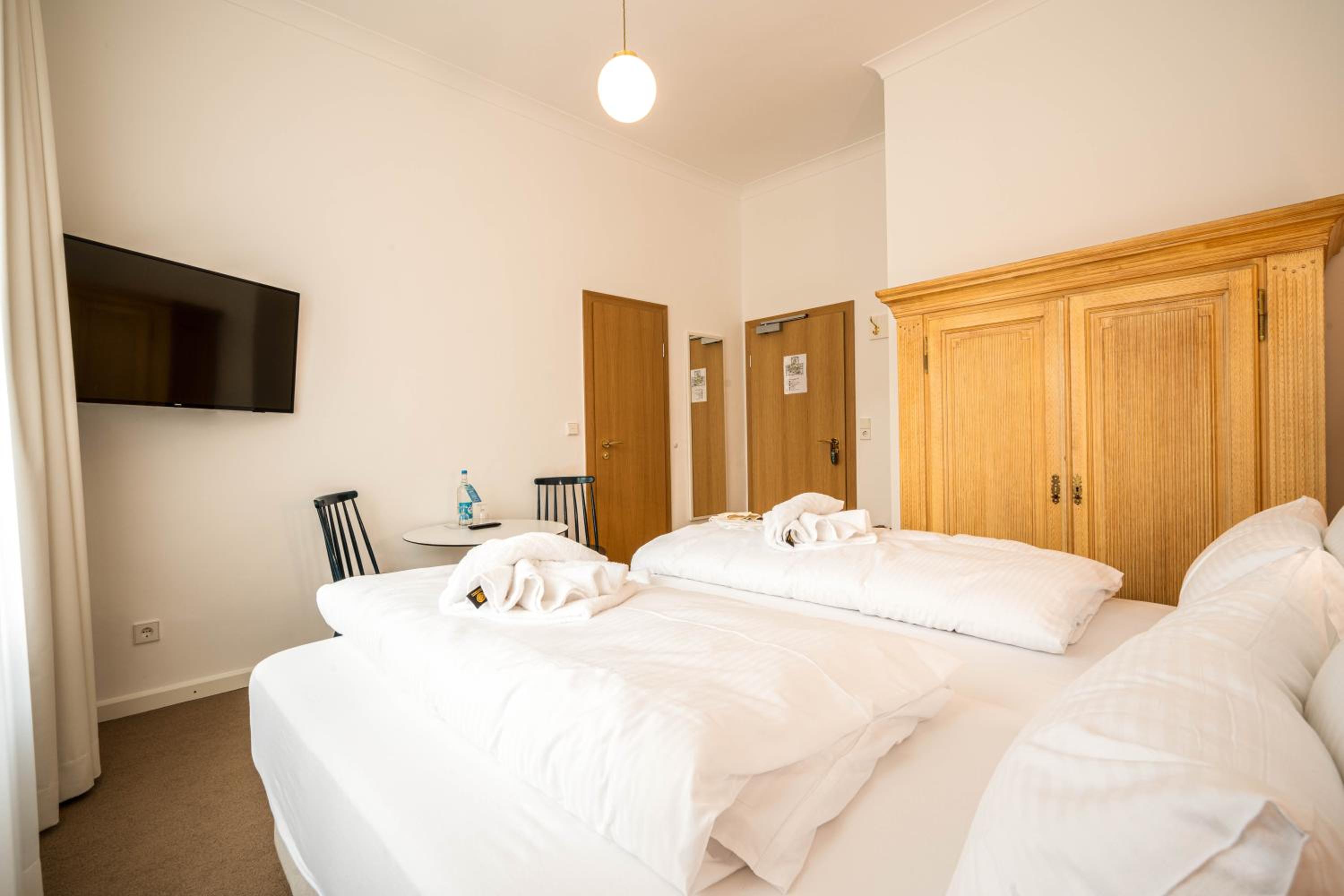 Standard Double Room - Photo 7